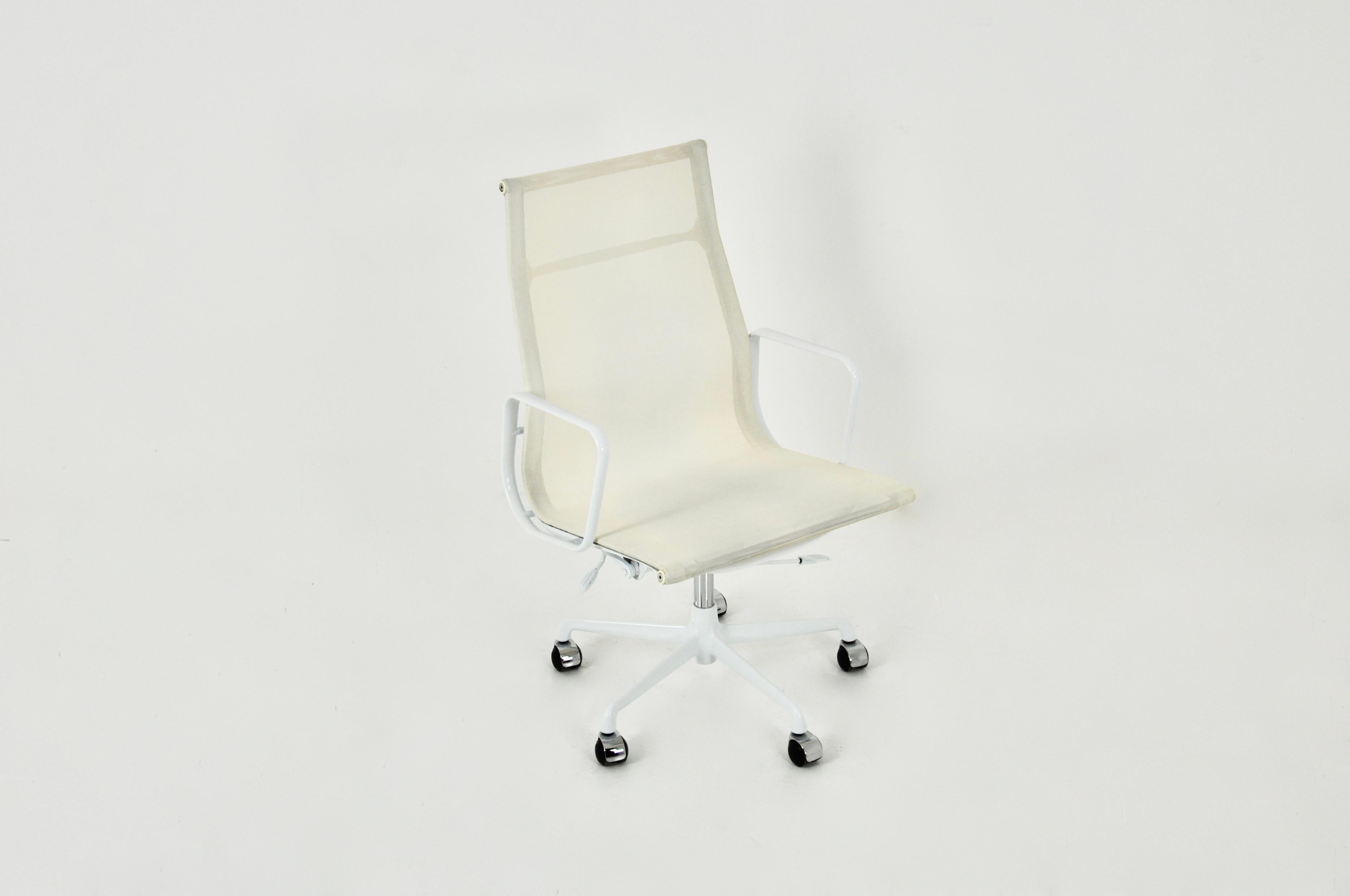 italien Chaise de bureau blanche de Charles & Ray Eames pour Herman Miller, années 1970 en vente