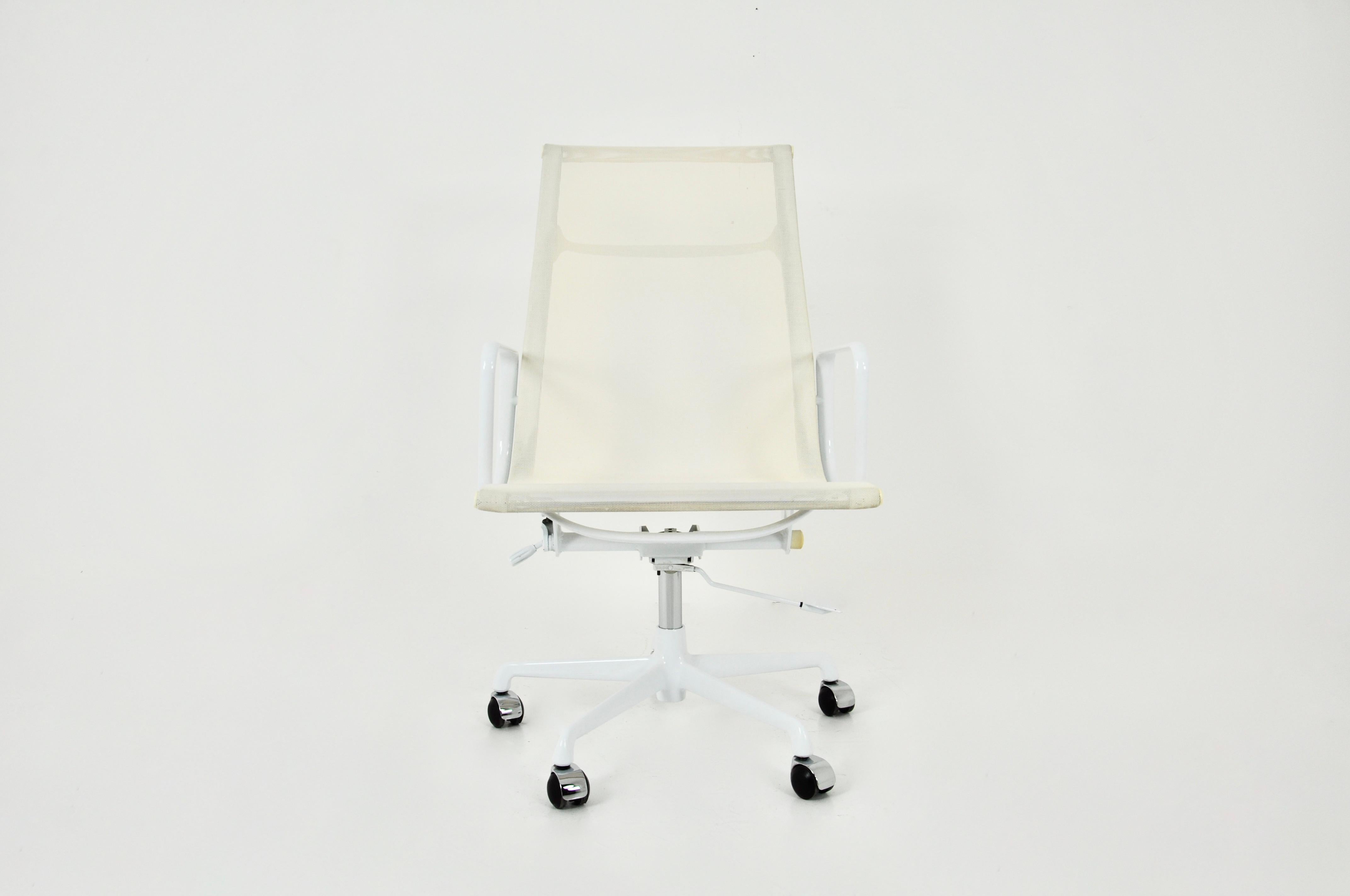 Weißer Bürostuhl in Weiß von Charles & Ray Eames für Herman Miller, 1970er Jahre im Zustand „Gut“ im Angebot in Lasne, BE