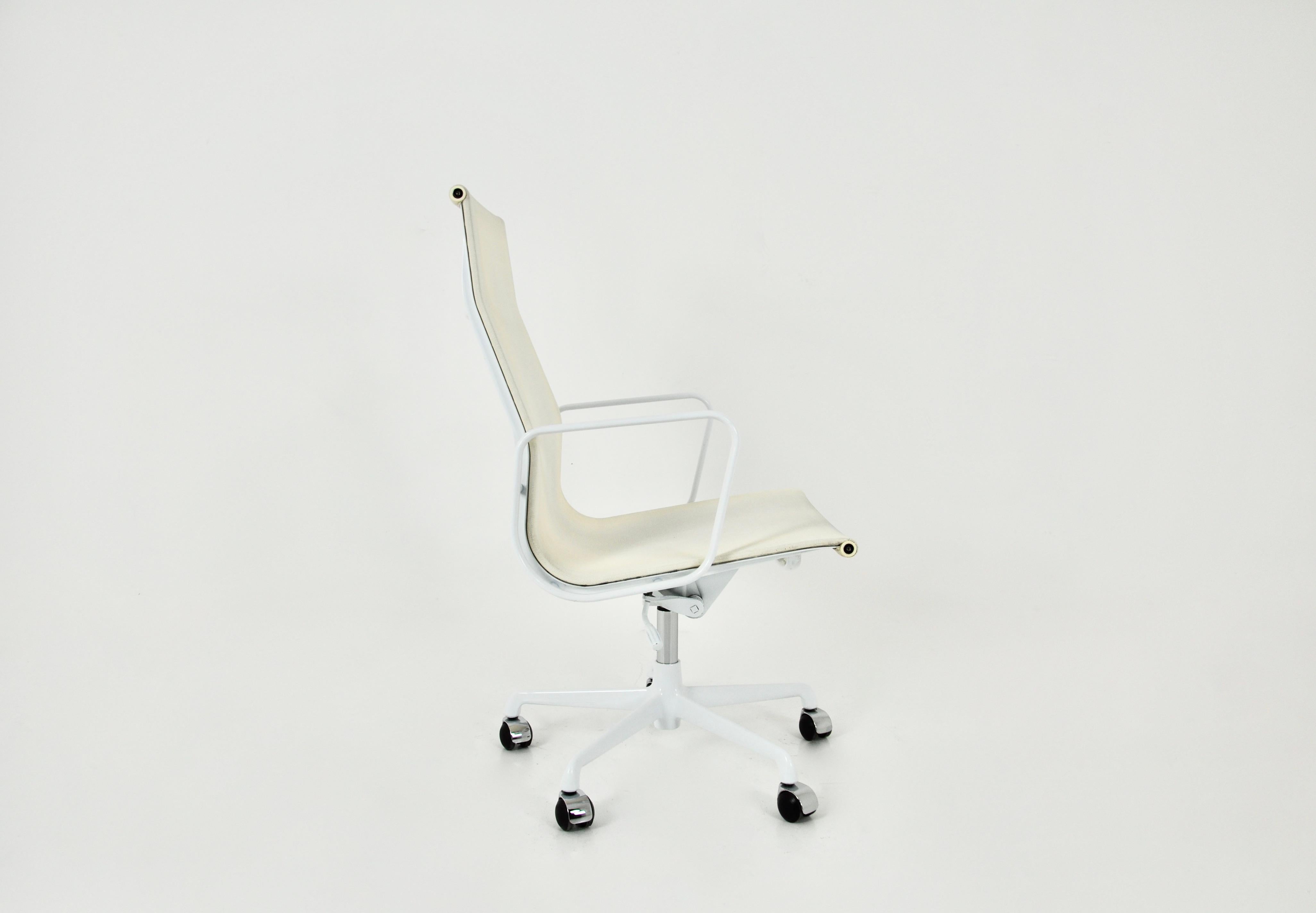 Weißer Bürostuhl in Weiß von Charles & Ray Eames für Herman Miller, 1970er Jahre (Ende des 20. Jahrhunderts) im Angebot