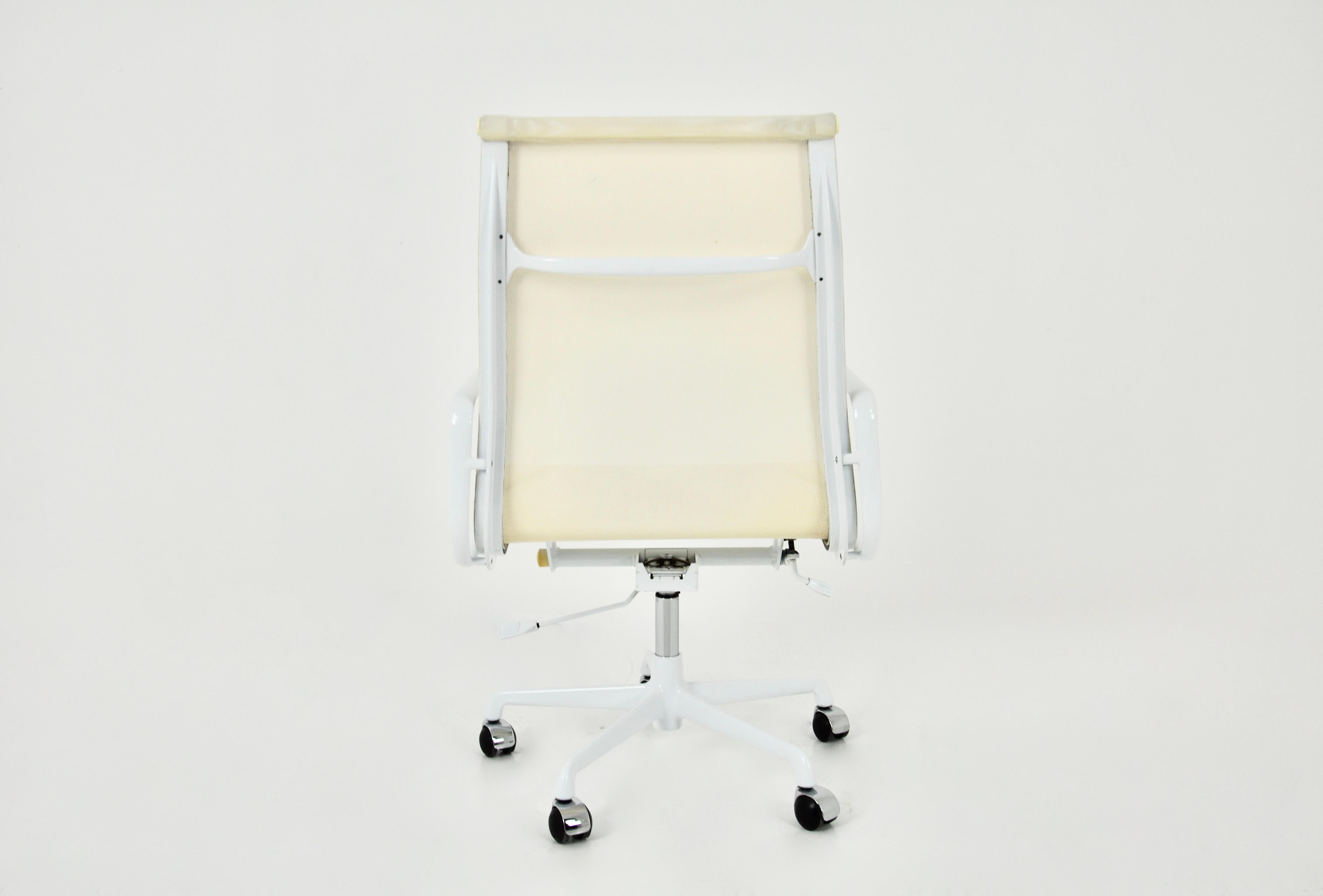 Aluminium Chaise de bureau blanche de Charles & Ray Eames pour Herman Miller, années 1970 en vente