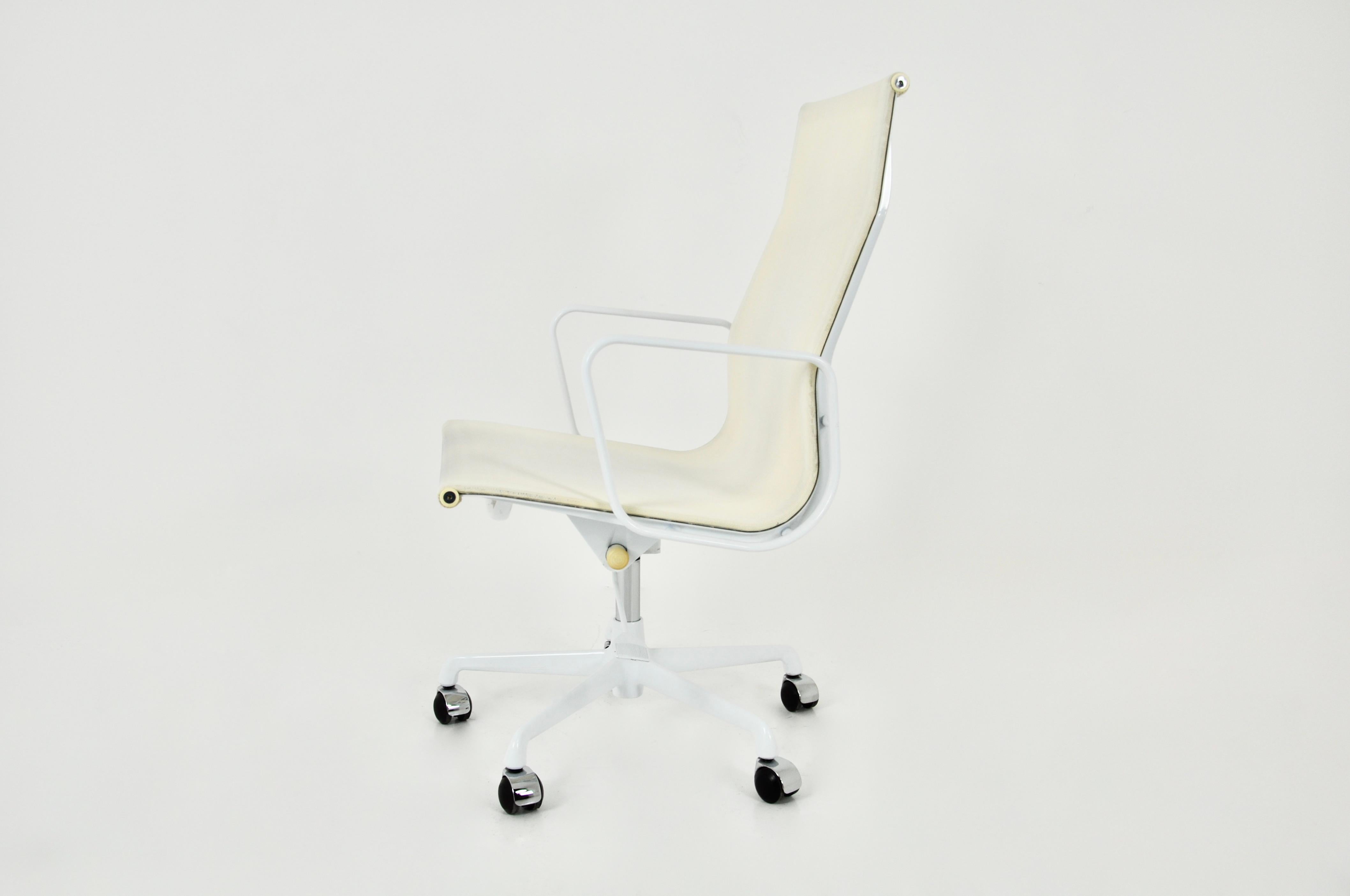 Weißer Bürostuhl in Weiß von Charles & Ray Eames für Herman Miller, 1970er Jahre im Angebot 1
