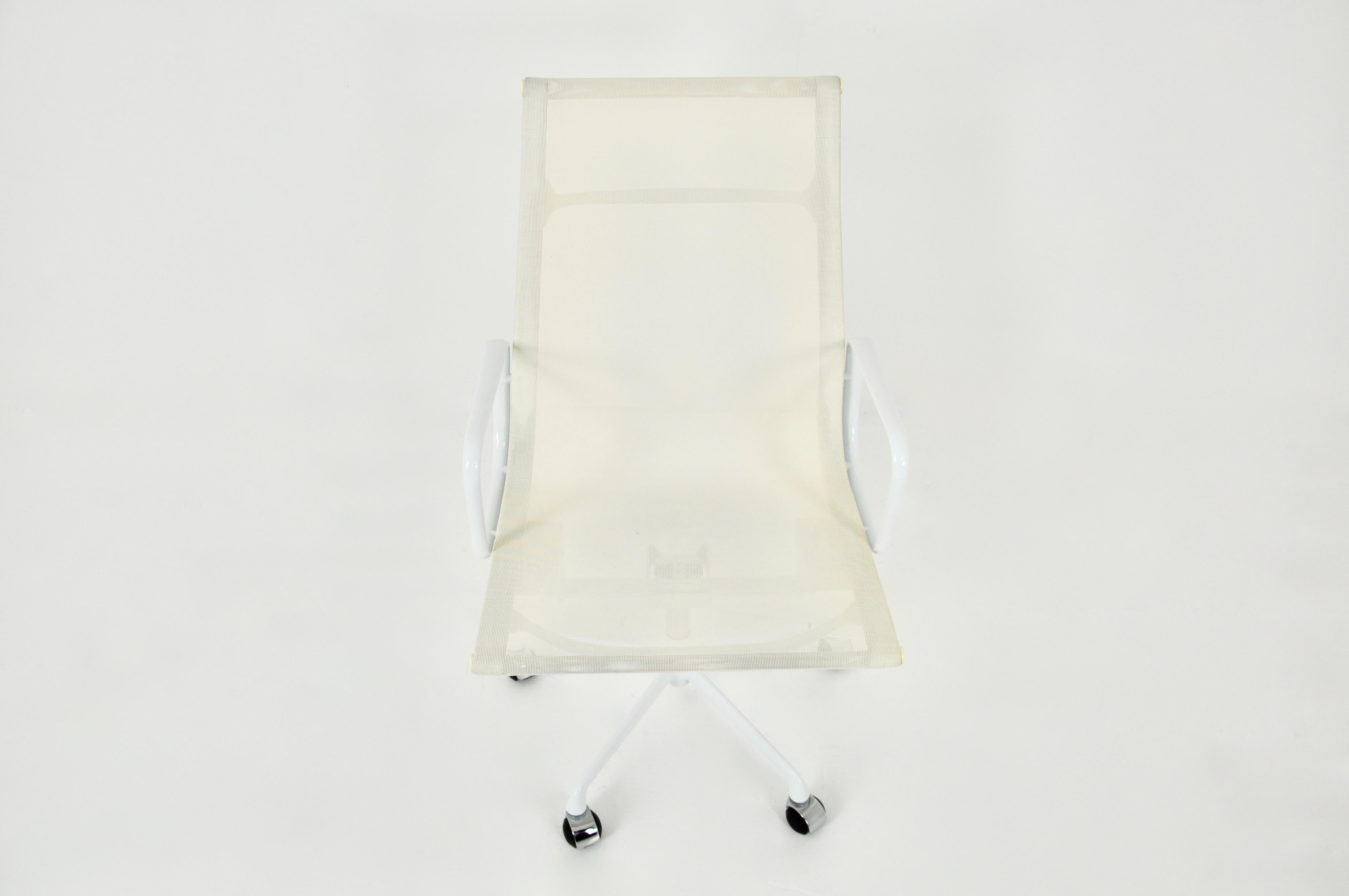 Chaise de bureau blanche de Charles & Ray Eames pour Herman Miller, années 1970 en vente 2