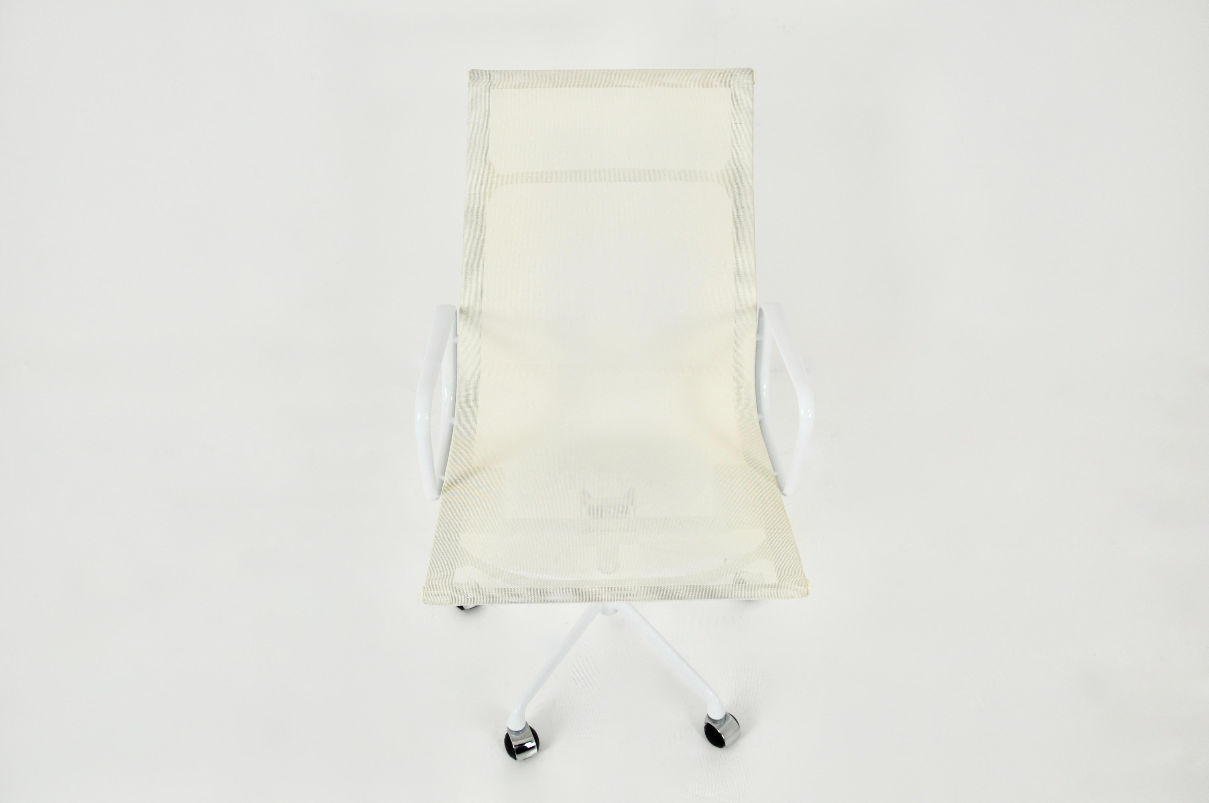 White Office Chair by Charles & Ray Eames for Herman Miller 1970s For Sale 1