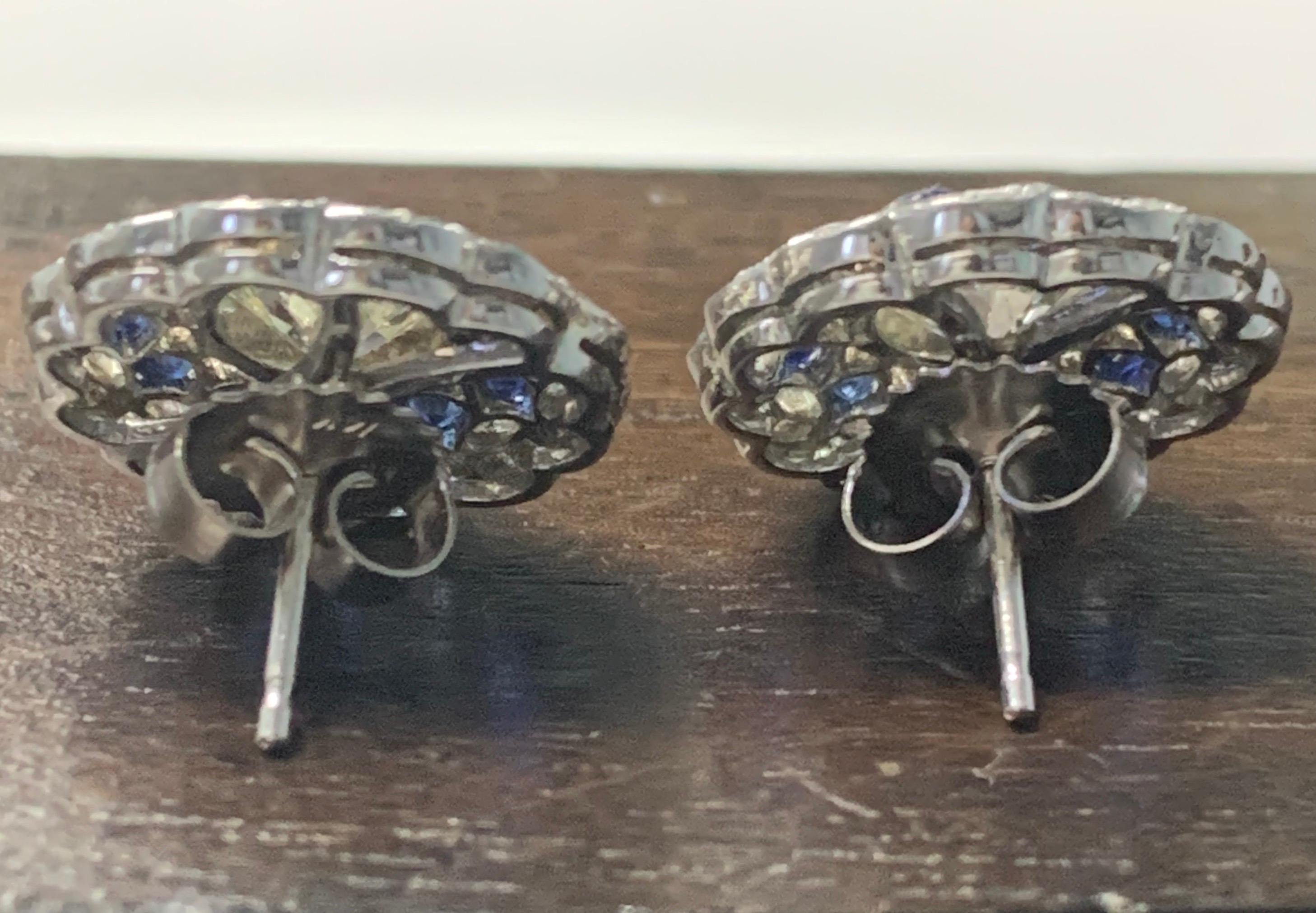 Taille vieille Europe Clous d'oreilles en platine avec diamant blanc de taille vieille Europe et saphir bleu en vente