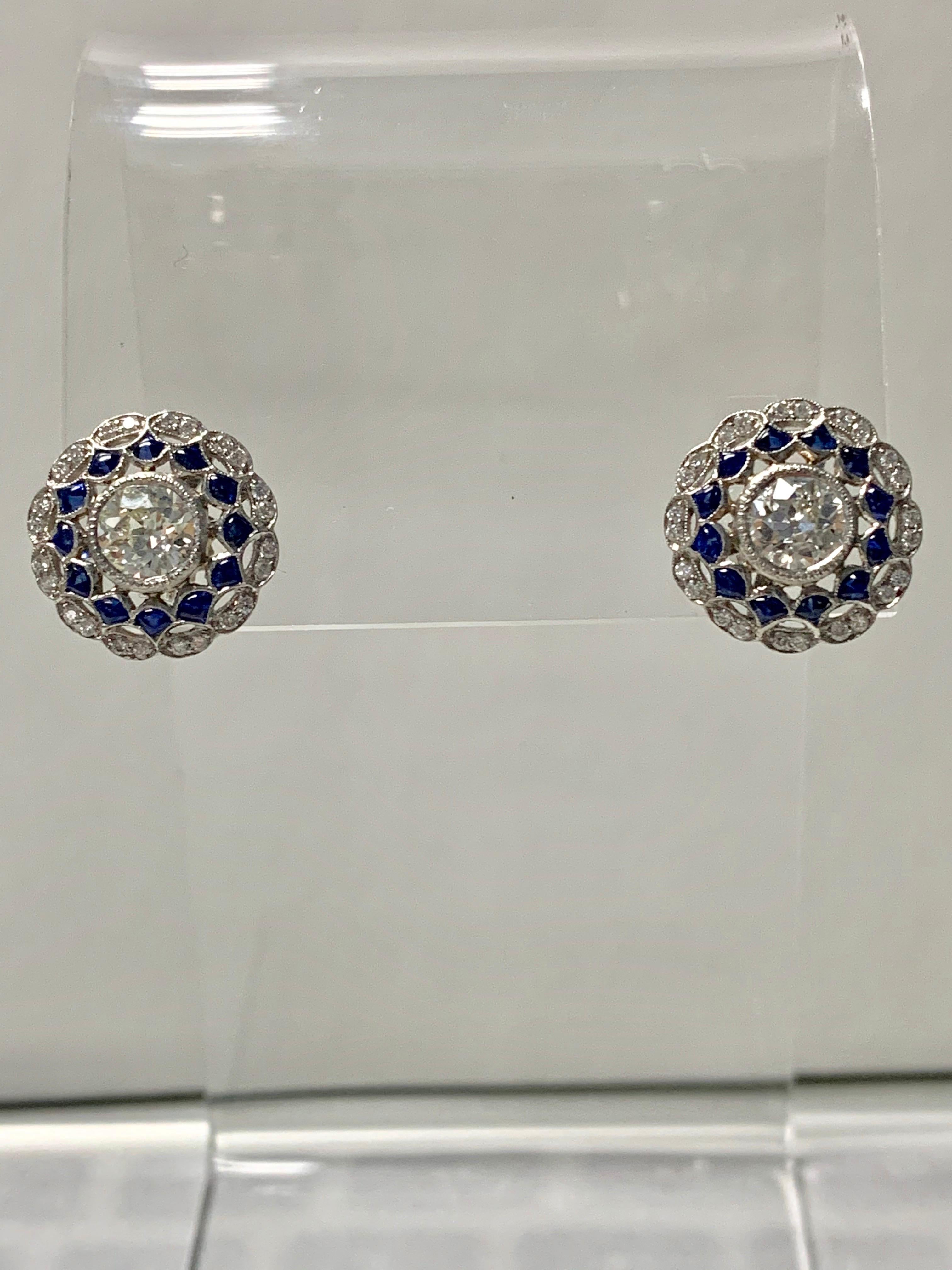 Clous d'oreilles en platine avec diamant blanc de taille vieille Europe et saphir bleu en vente 1