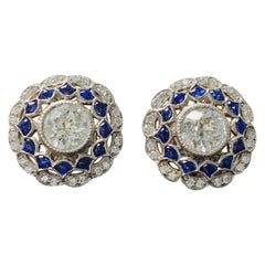 Clous d'oreilles en platine avec diamant blanc de taille vieille Europe et saphir bleu