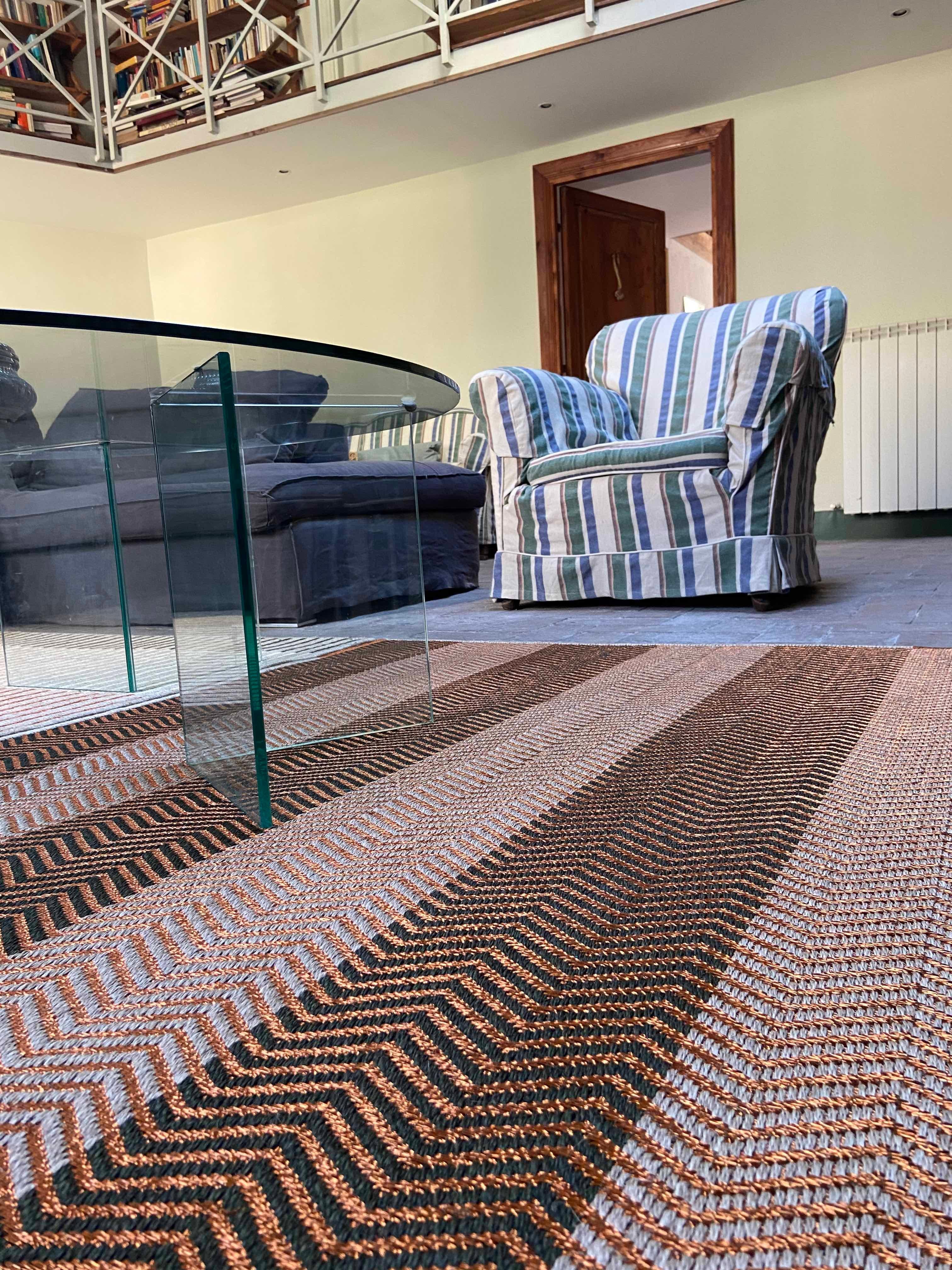 The Baby Ziggy rug from the Lines collection features patterns inspired by its name, with an explosion of zigzag lines in the center of the room. This creation is made of 50% Colombian agave fiber and 50% pure copper, and has 500 threads / m².