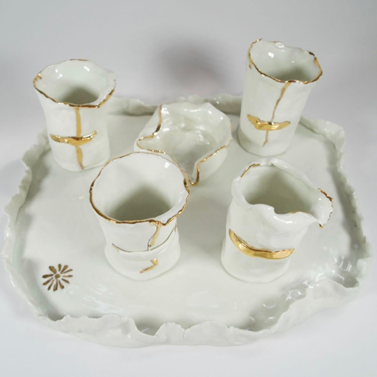 Ein ganz besonderes Kaffeeservice aus weißem Porzellan und Gold. Dieses Kunstwerk ist ein Unikat und von der Künstlerin Hania Jneid signiert. Sie kann dekorativ oder funktional sein, ist handgefertigt, handglasiert und goldglänzend. 