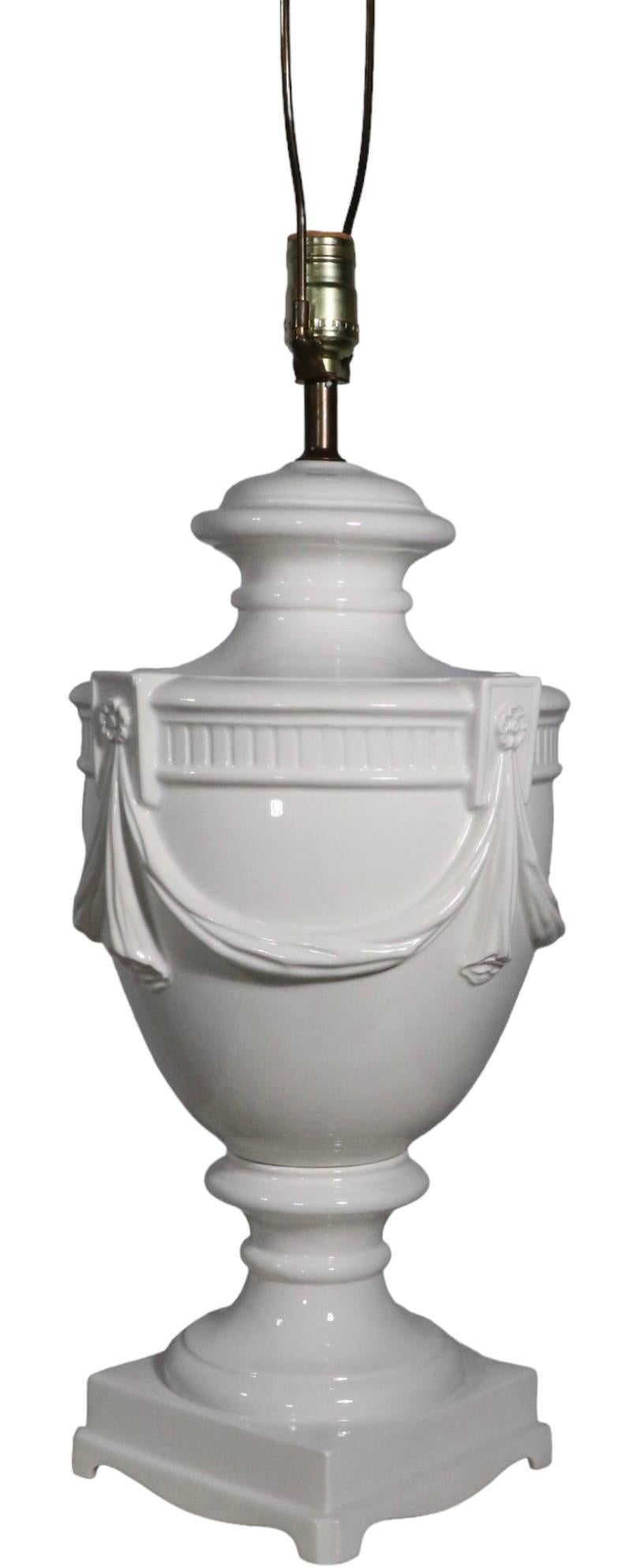 Weiß auf Weiß Keramik Urnenform Tischlampe Made in Italy, ca. 1950-1970er Jahre im Zustand „Gut“ im Angebot in New York, NY