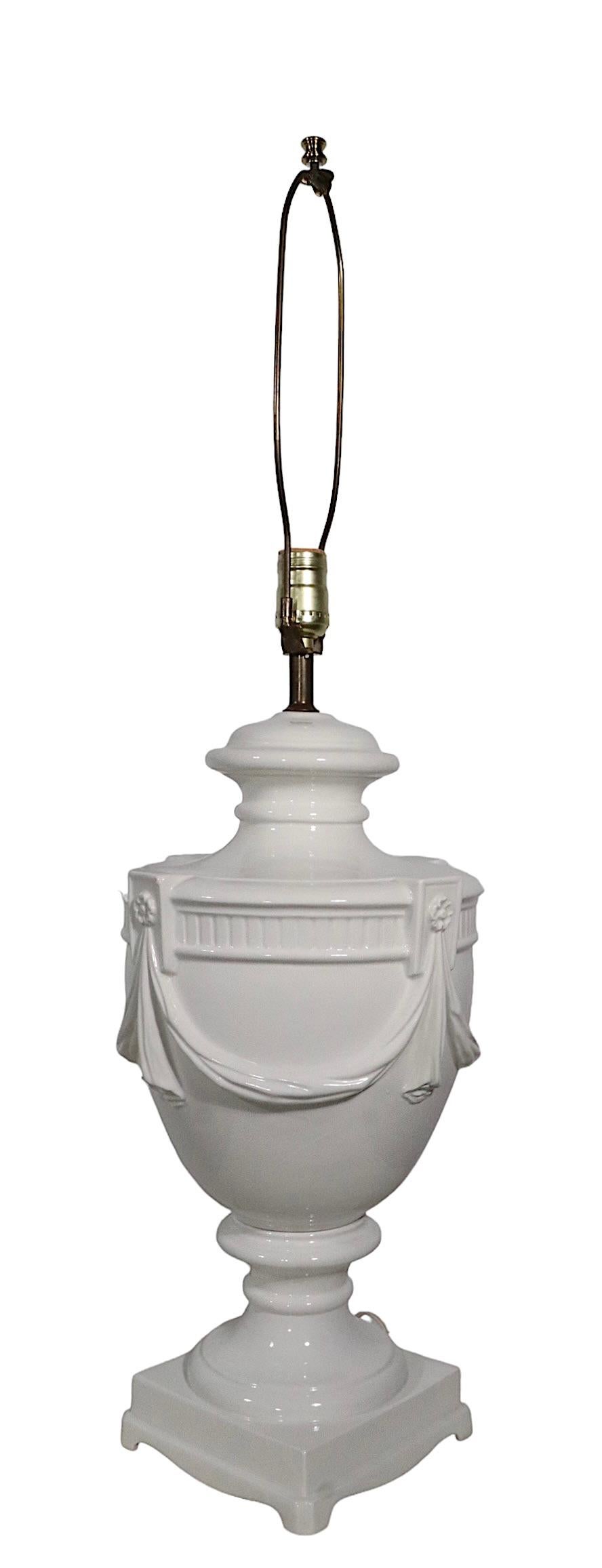 Weiß auf Weiß Keramik Urnenform Tischlampe Made in Italy, ca. 1950-1970er Jahre (20. Jahrhundert) im Angebot
