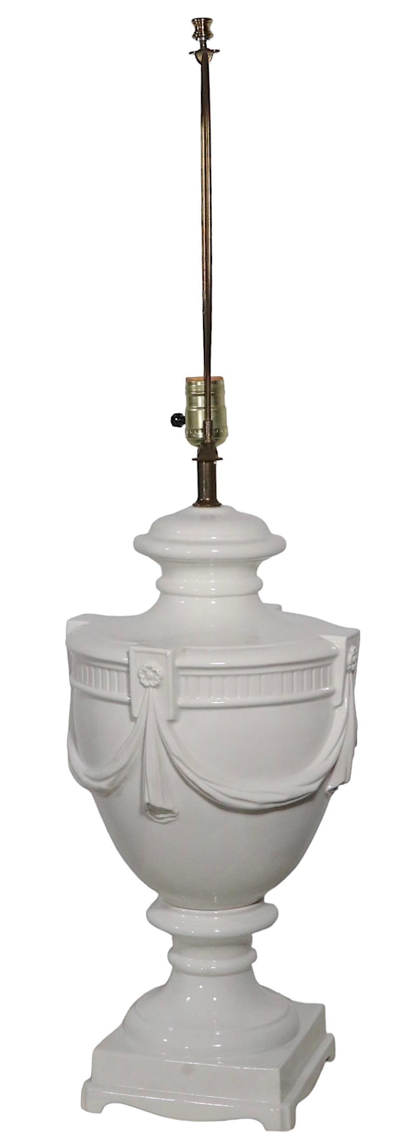 Weiß auf Weiß Keramik Urnenform Tischlampe Made in Italy, ca. 1950-1970er Jahre im Angebot 3