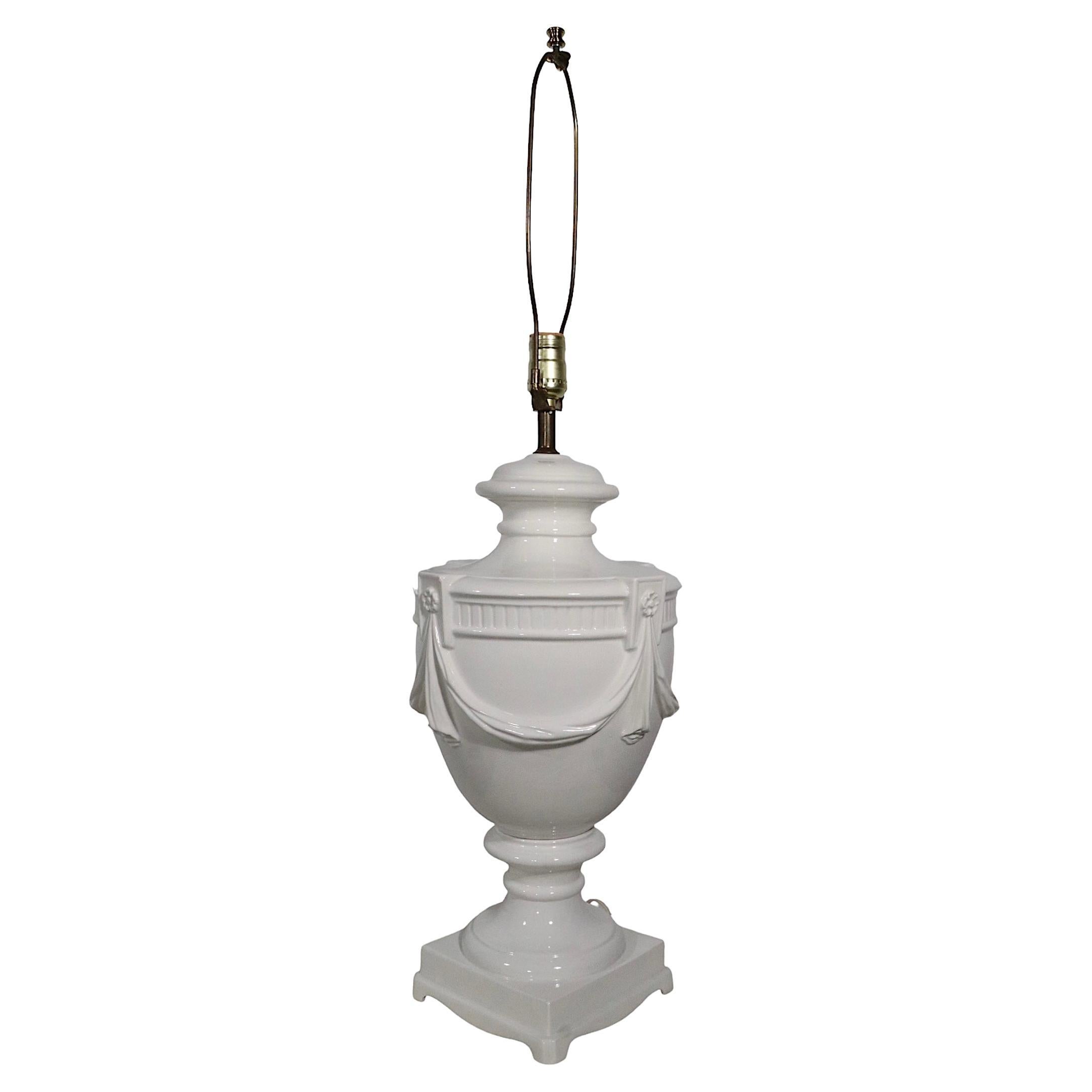 Lampe de table en forme d'urne en céramique blanche et blanche fabriquée en Italie vers 1950-1970