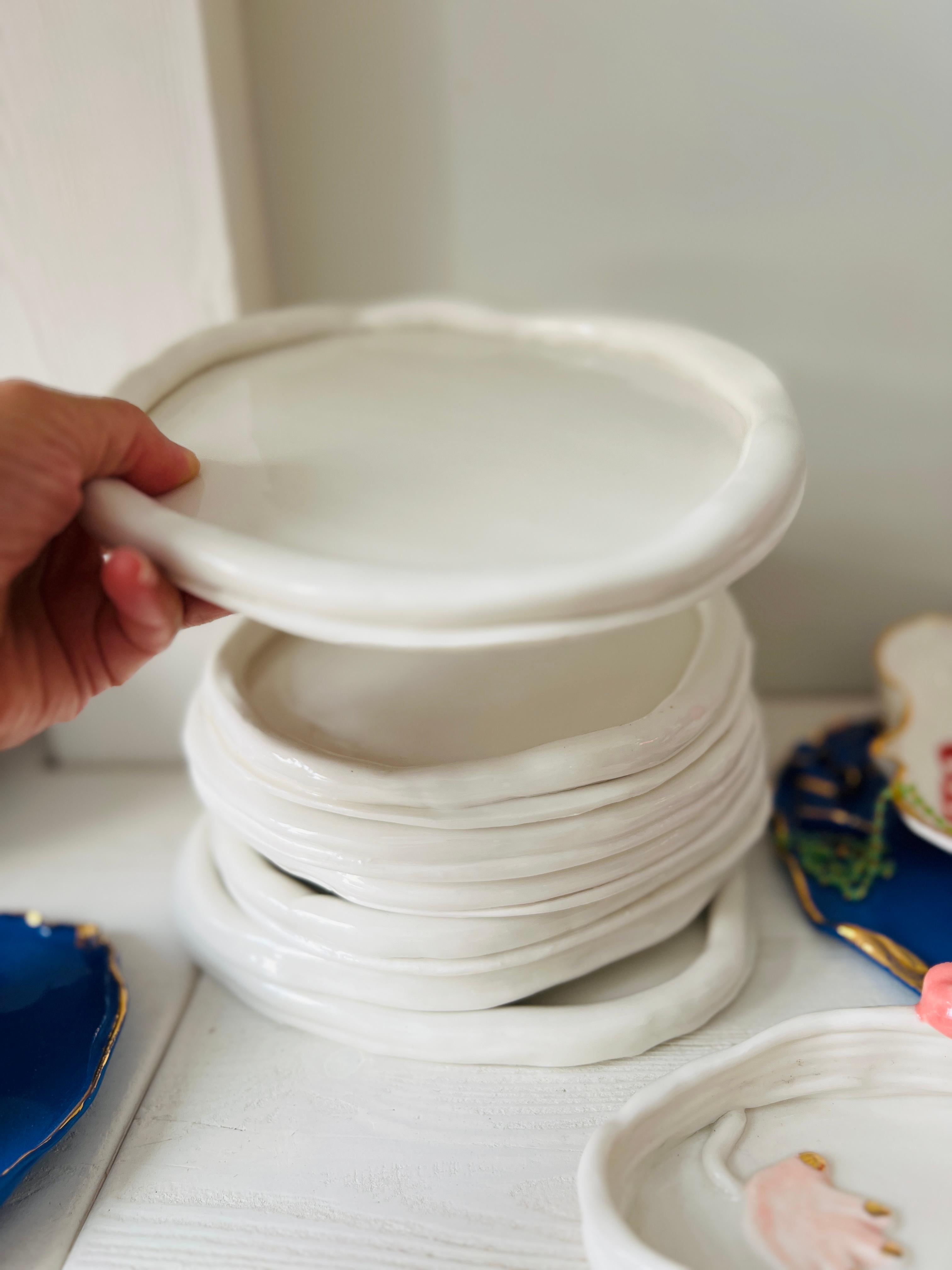 juego de Platos blancos sobre blanco de porcelana de la artista-diseñadora Hania Jneid en venta 2