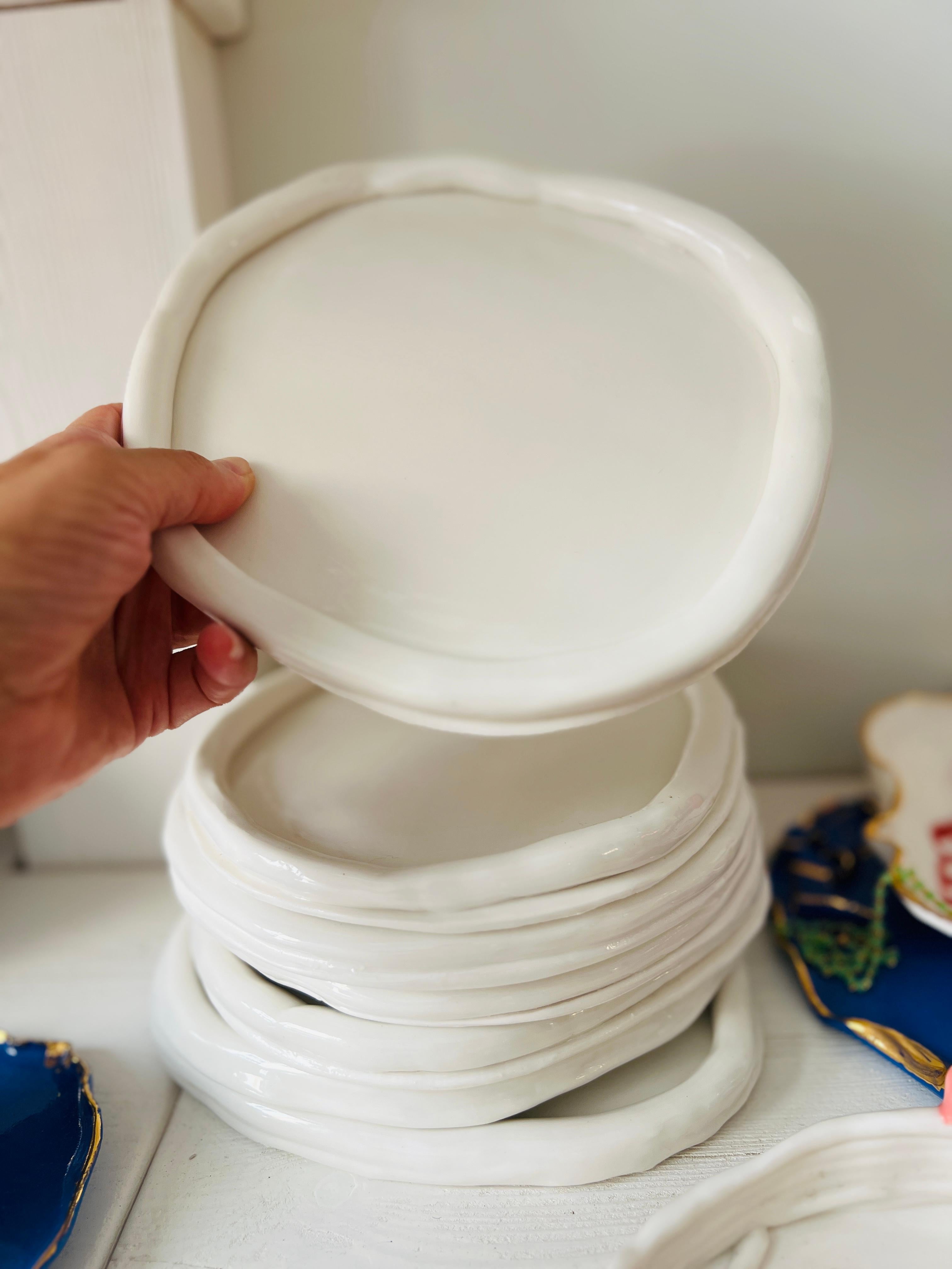 juego de Platos blancos sobre blanco de porcelana de la artista-diseñadora Hania Jneid en venta 3