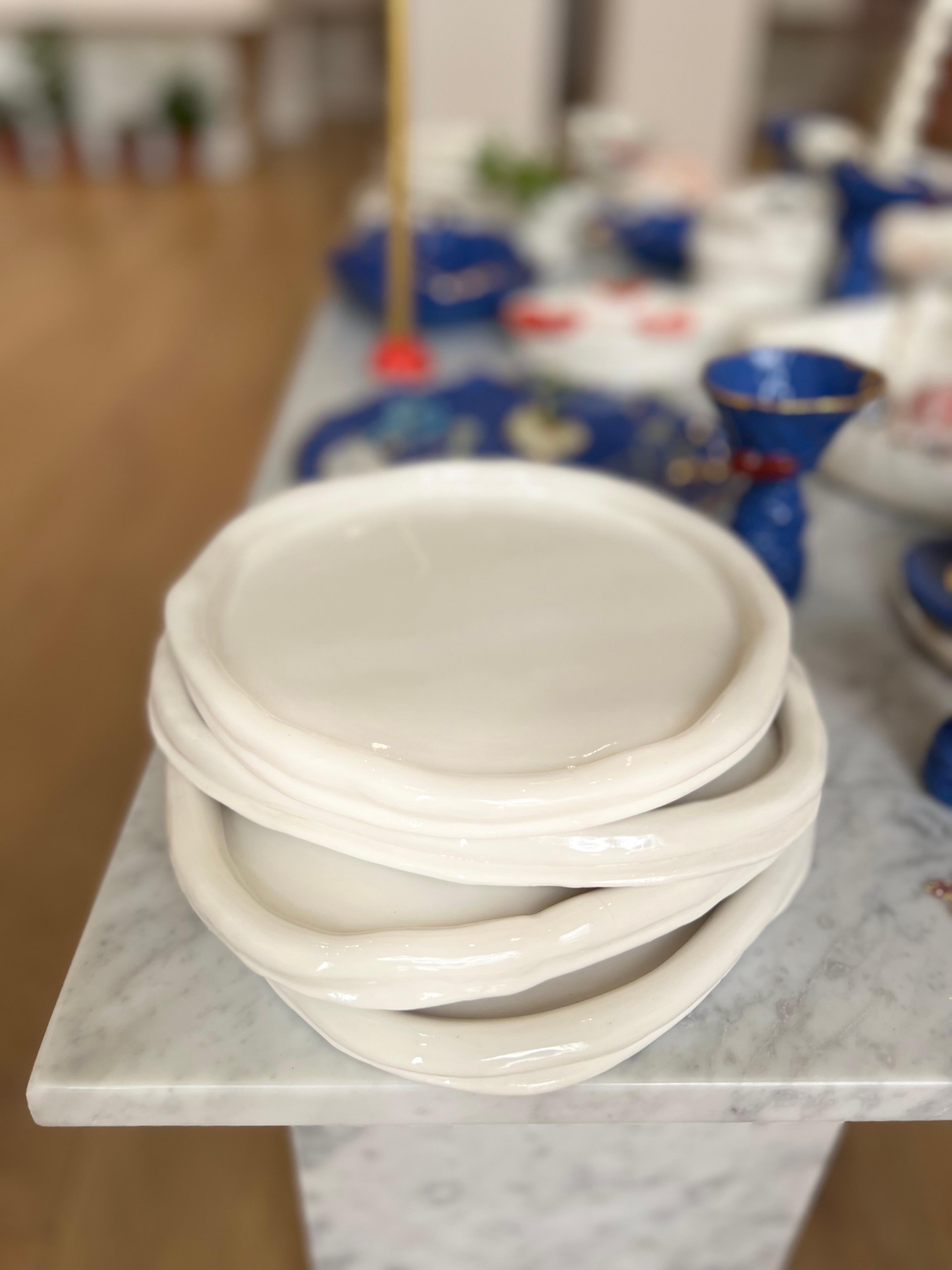 Platos de porcelana fabricados y esmaltados a mano, con una estética moderna. 
piezas únicas de la artista-diseñadora Hania Jneid.
apto para lavadora y microondas.
Seguro para los alimentos.
