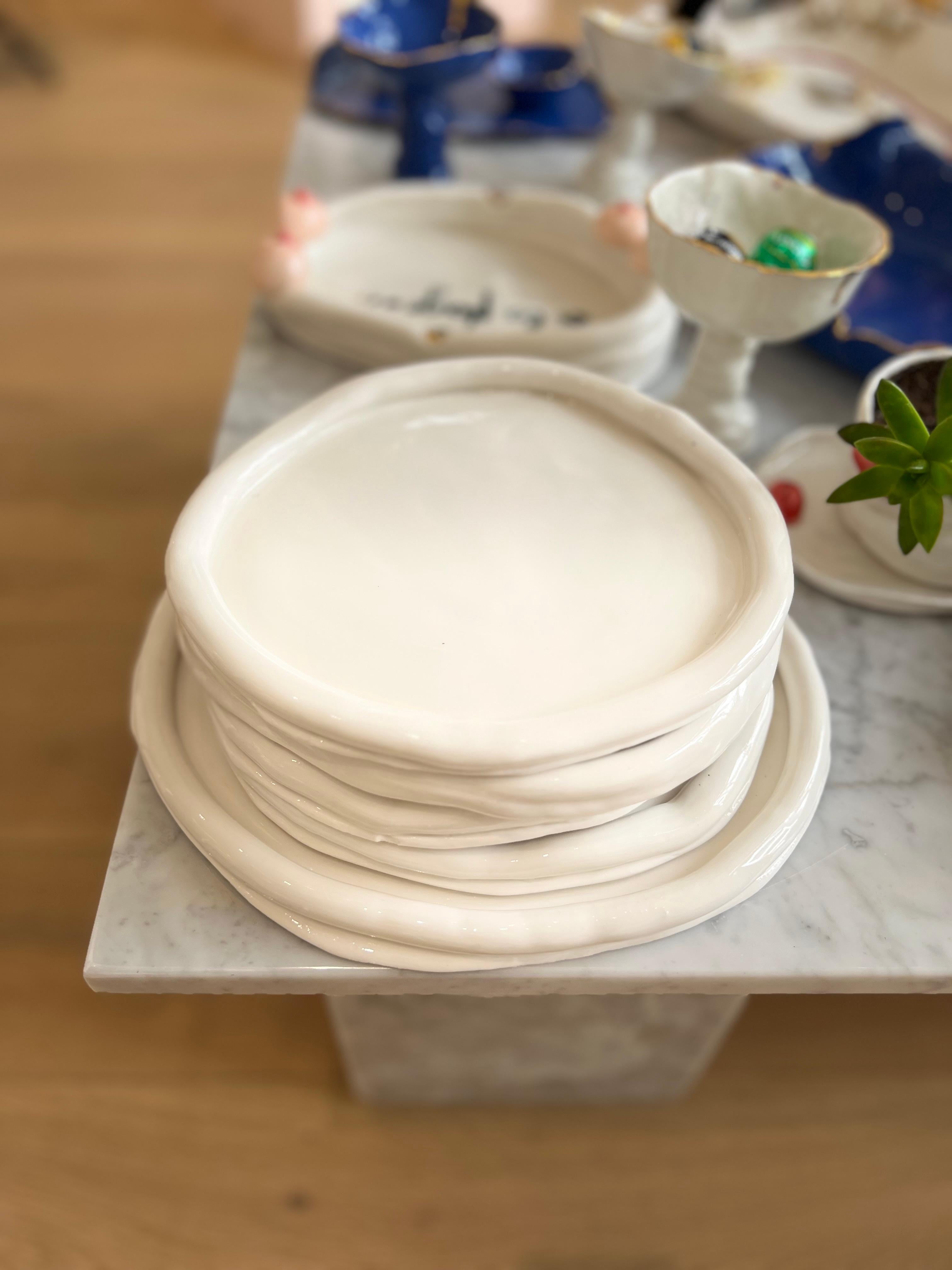 juego de Platos blancos sobre blanco de porcelana de la artista-diseñadora Hania Jneid Moderno en venta
