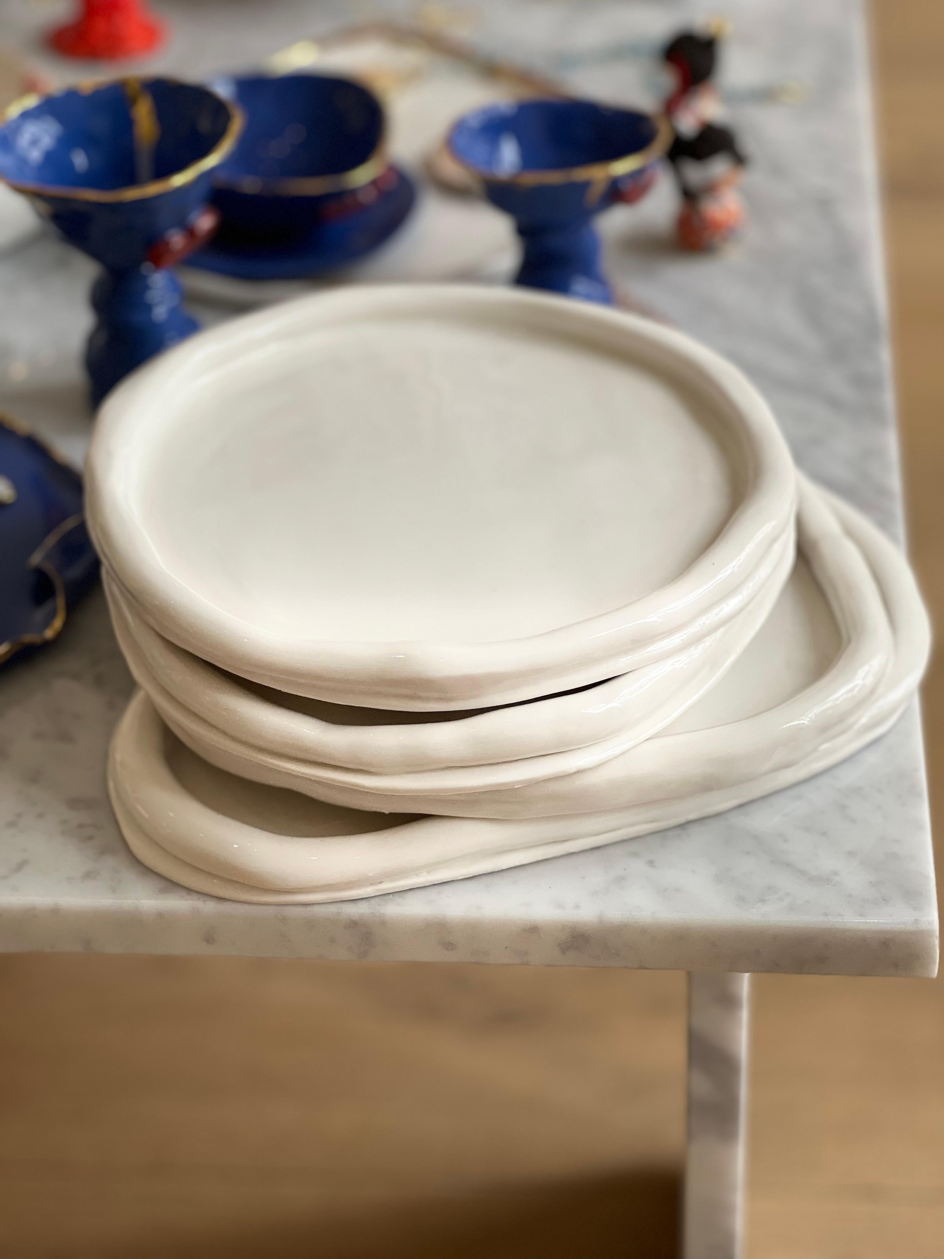 juego de Platos blancos sobre blanco de porcelana de la artista-diseñadora Hania Jneid Español en venta