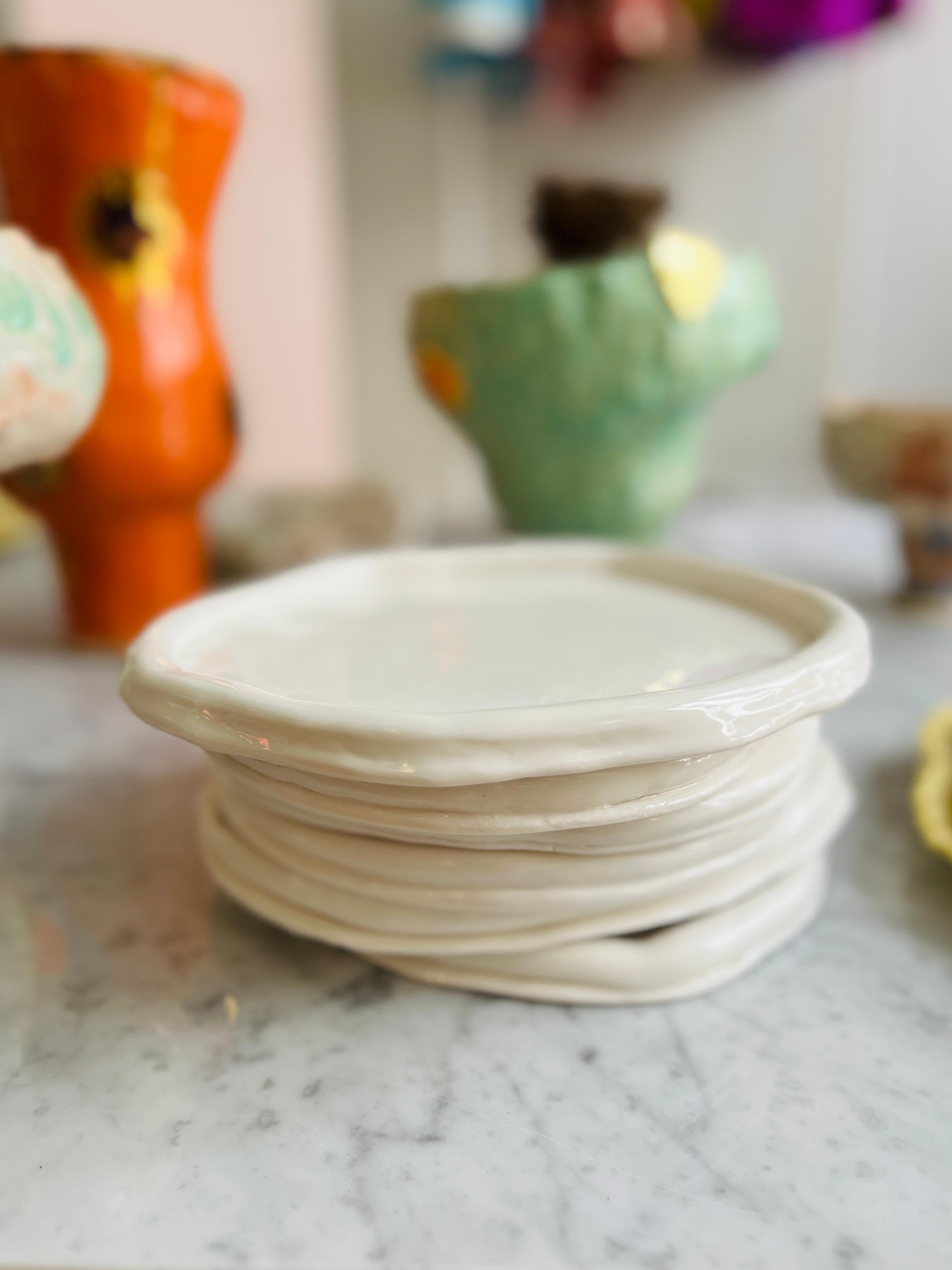 juego de Platos blancos sobre blanco de porcelana de la artista-diseñadora Hania Jneid Tallado a mano en venta
