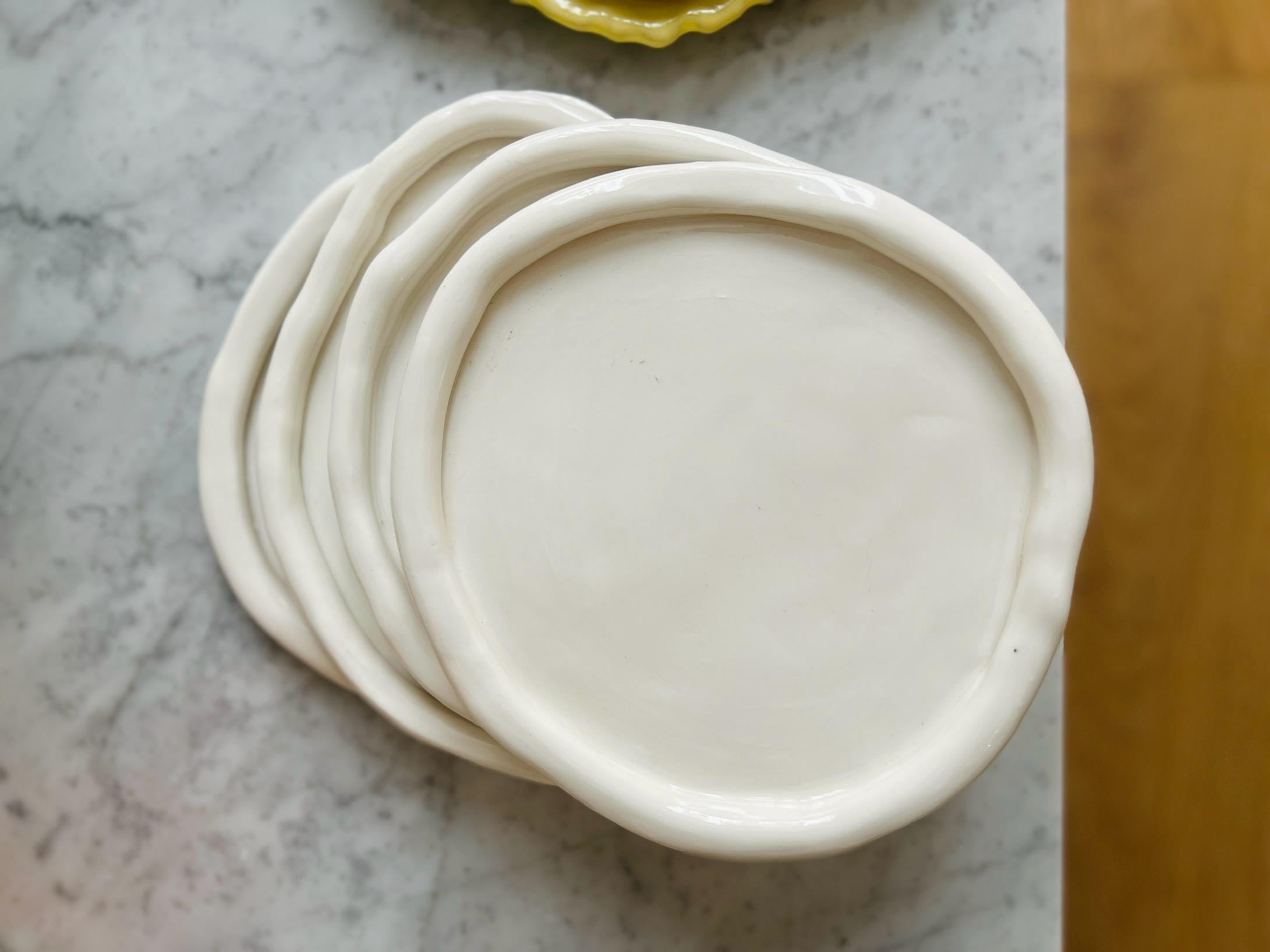 juego de Platos blancos sobre blanco de porcelana de la artista-diseñadora Hania Jneid en Nuevo estado para la venta en BARCELONA, ES
