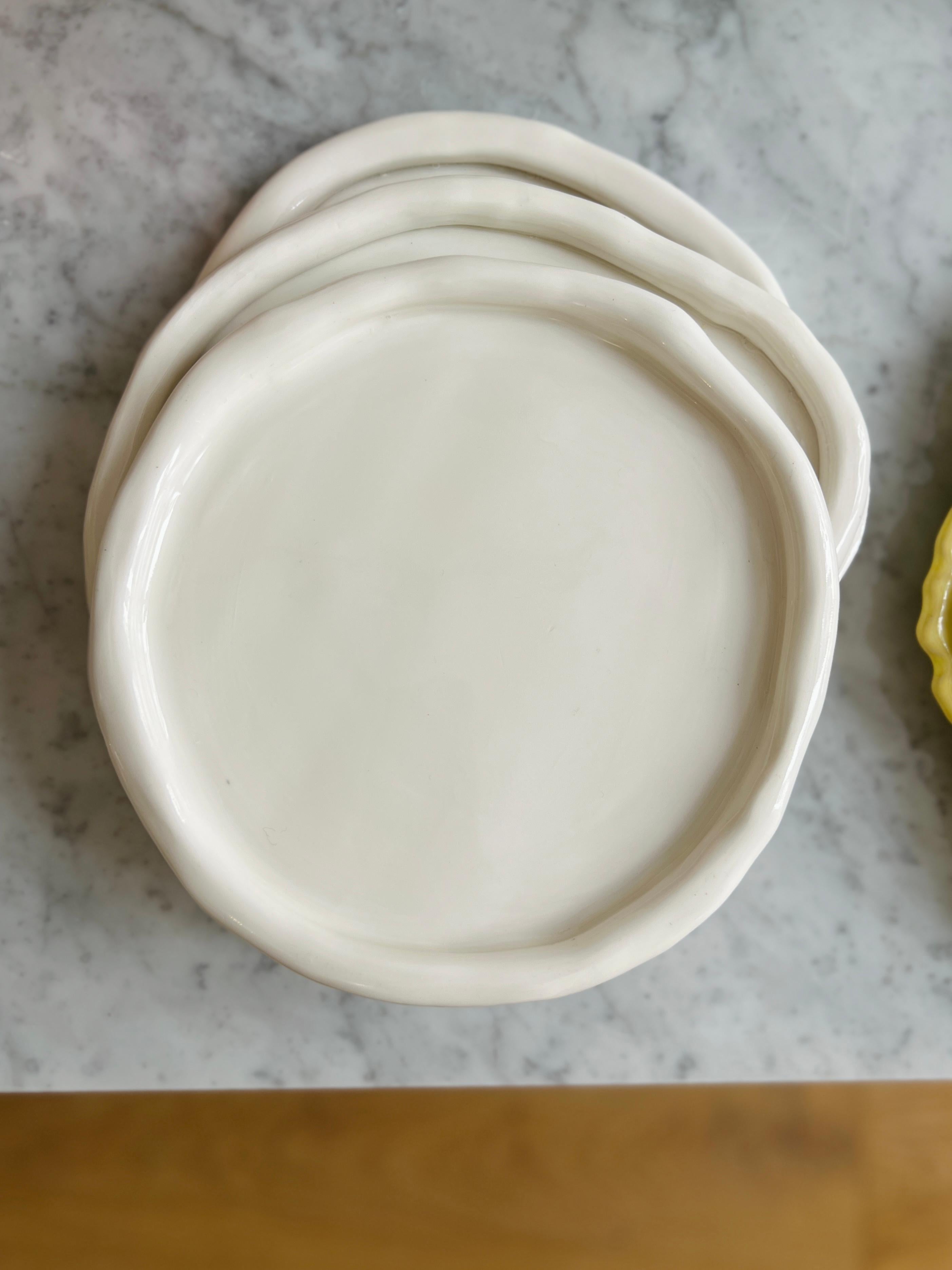 juego de Platos blancos sobre blanco de porcelana de la artista-diseñadora Hania Jneid Siglo XXI y contemporáneo en venta