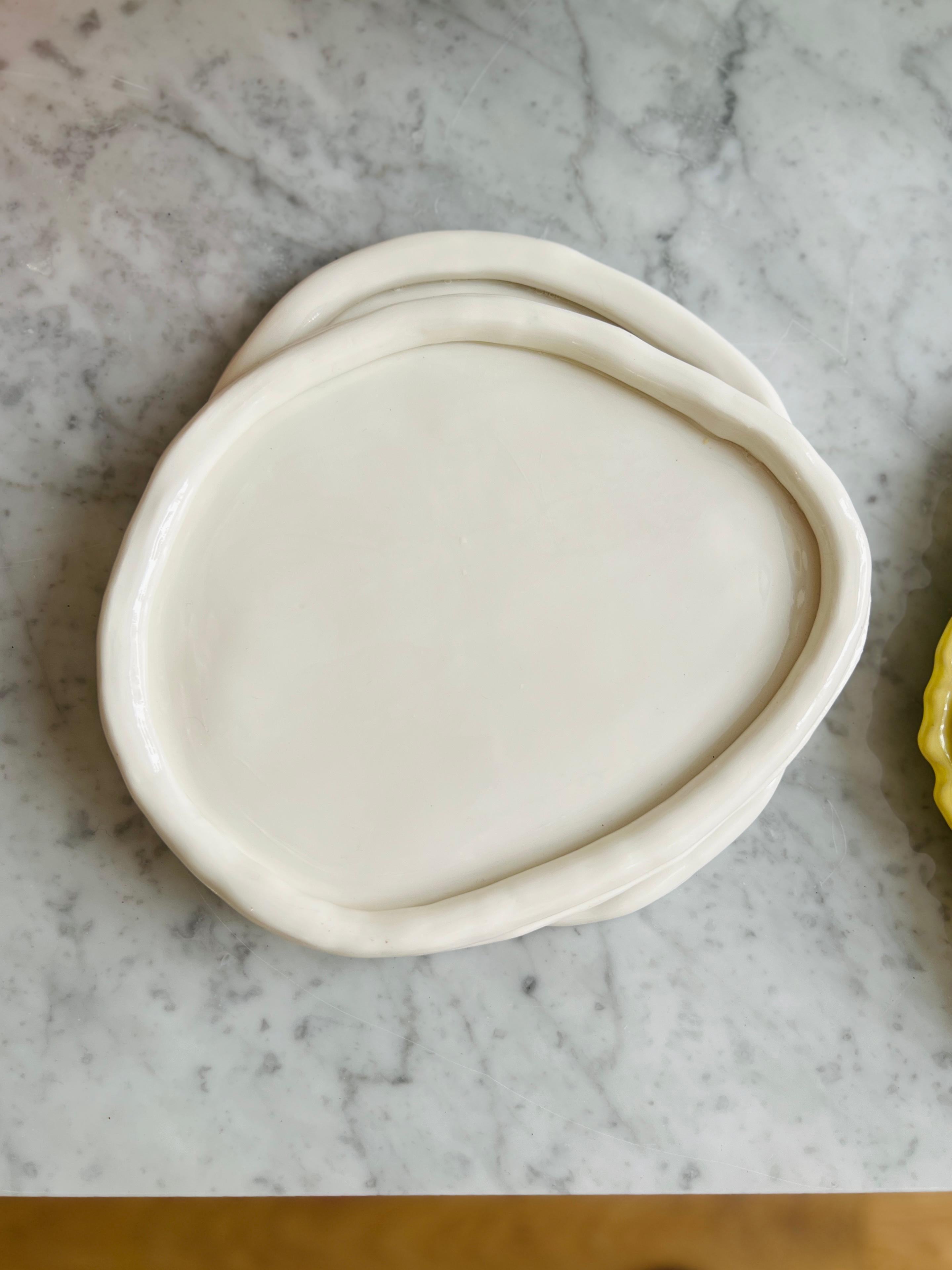 juego de Platos blancos sobre blanco de porcelana de la artista-diseñadora Hania Jneid Porcelana en venta
