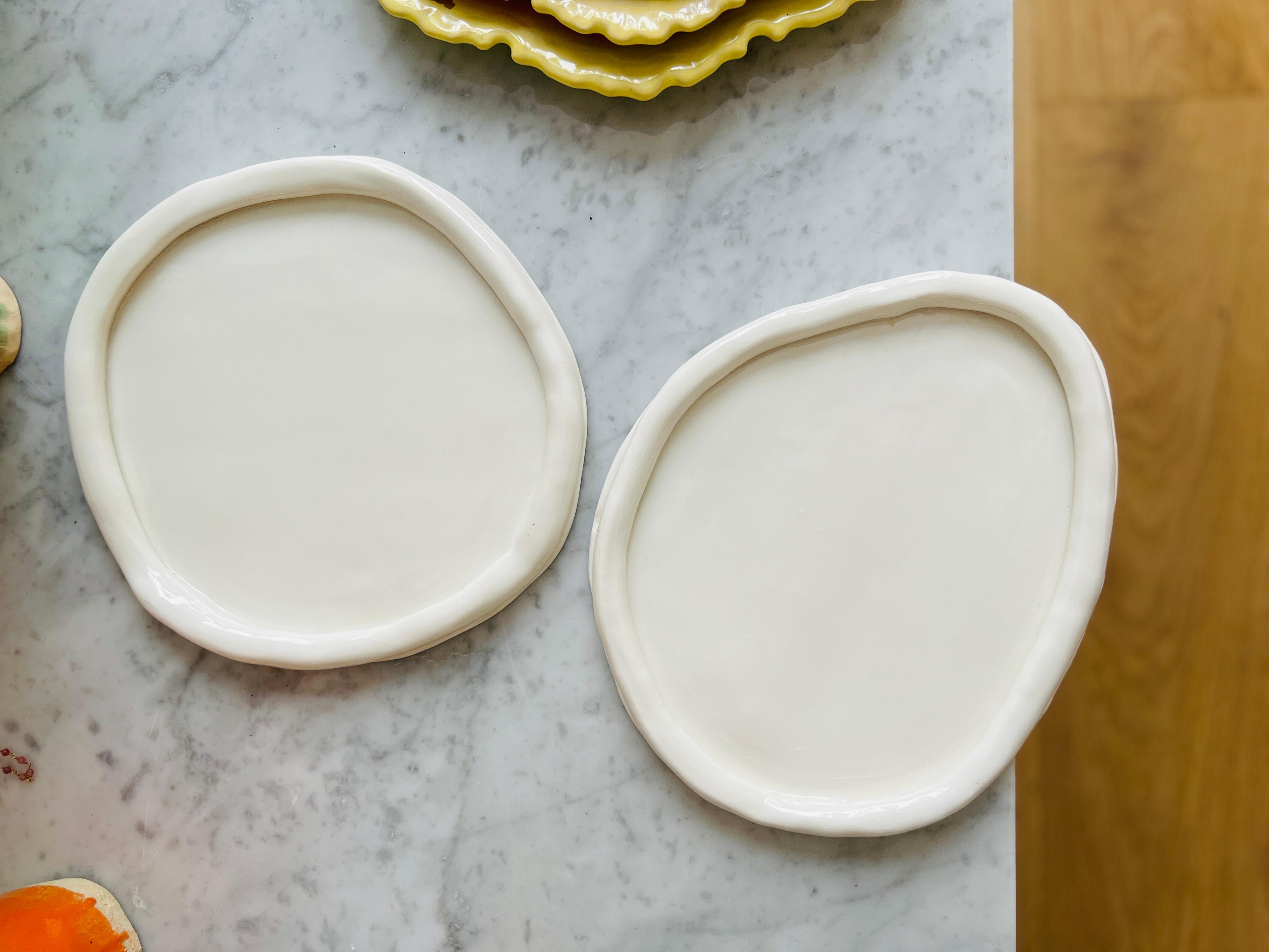 juego de Platos blancos sobre blanco de porcelana de la artista-diseñadora Hania Jneid en venta 1