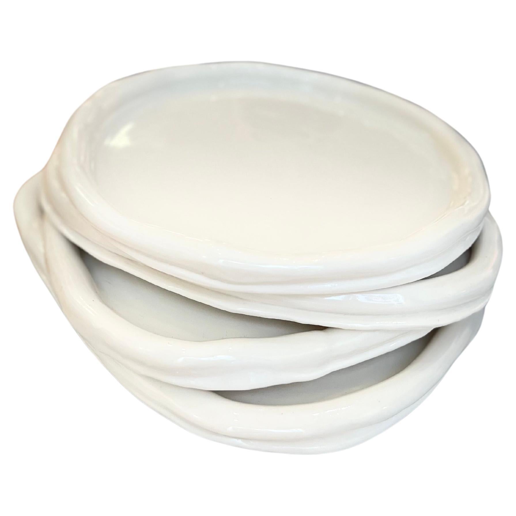 juego de Platos blancos sobre blanco de porcelana de la artista-diseñadora Hania Jneid en venta