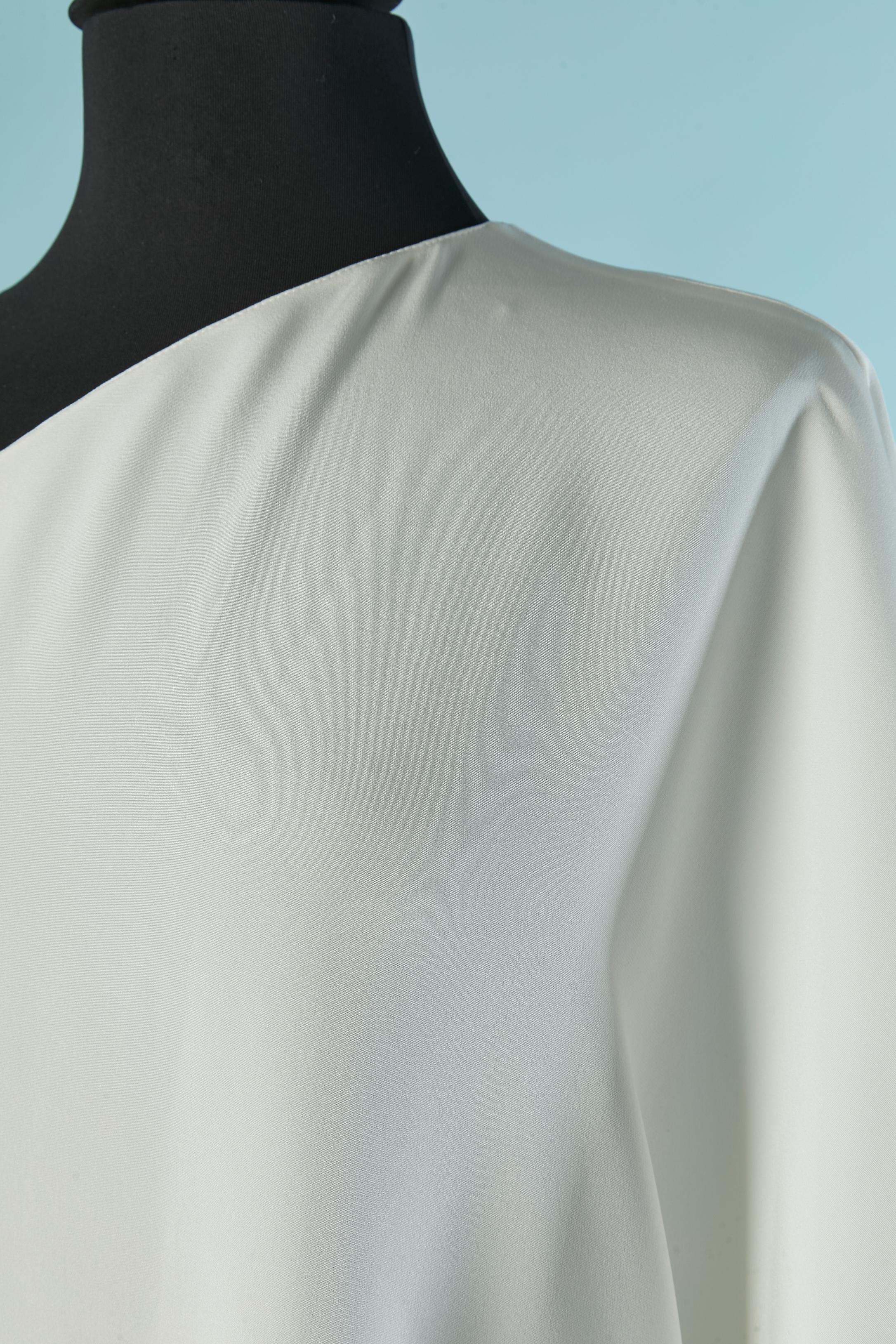 Weißes Abendkleid mit einer Schulter (oder Hochzeitskleid) Unsichtbarer Reißverschluss und Haken & Öse auf der linken Seite. 
Kein Etikett für die Stoffzusammensetzung, aber wahrscheinlich Viskose. 
SIZE 38 (Fr) M 