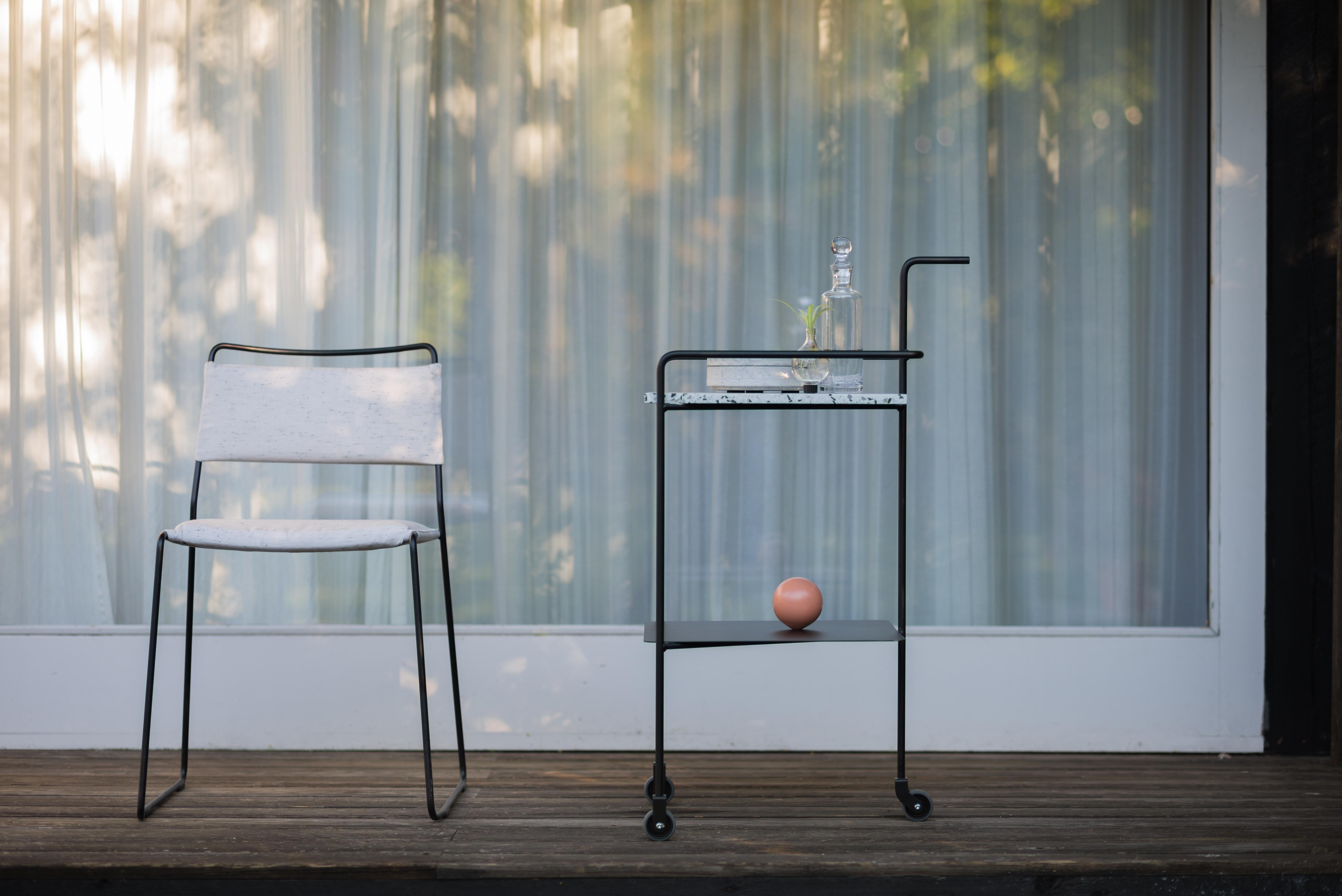 Weißer Ein-Draht-Stuhl, schwarzer Rahmen, OK Design (Postmoderne) im Angebot