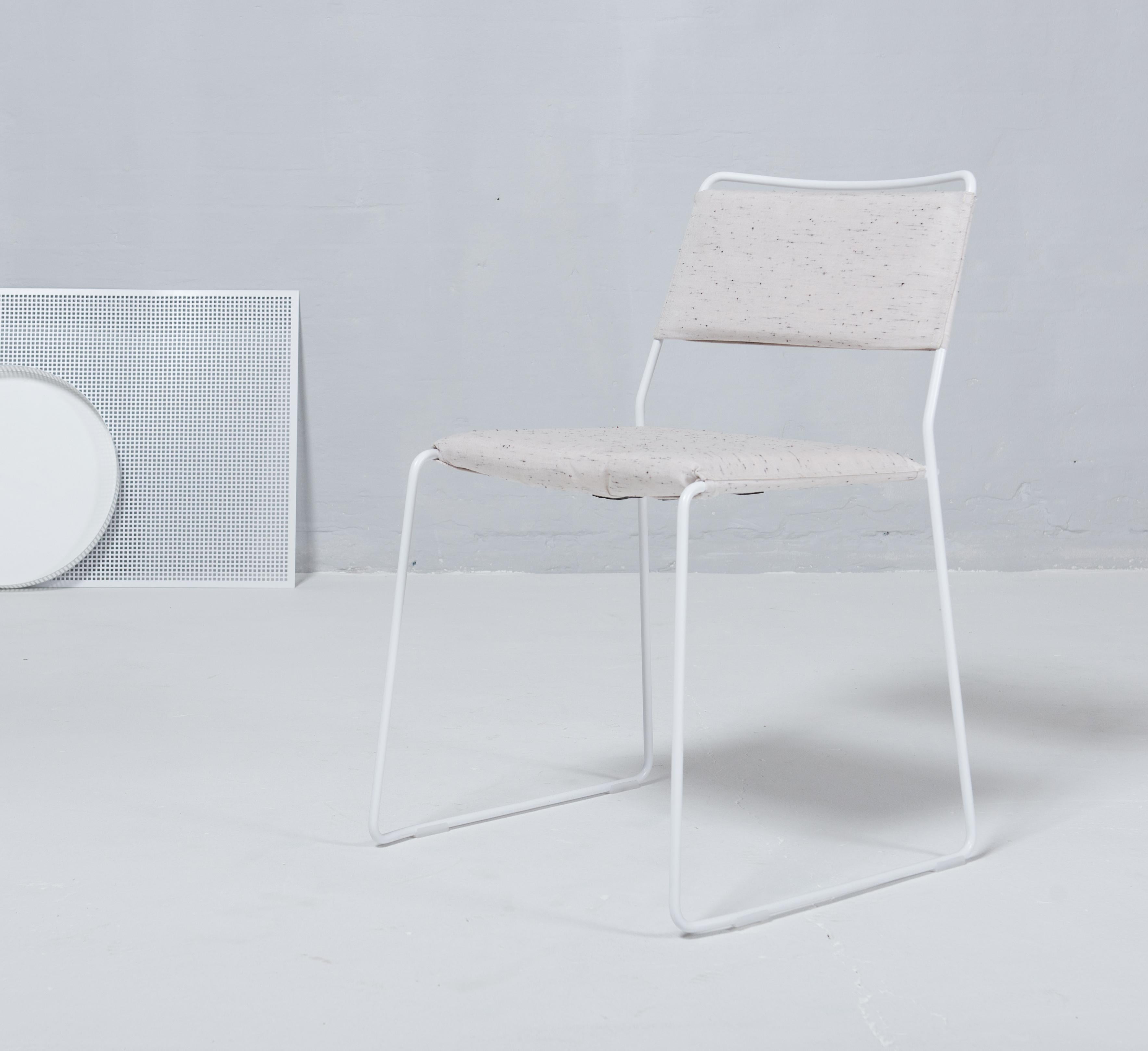 Chaise blanche One Wire par OK Design
Dimensions : D 56 x L 49 x H 76 cm.
Matériaux : Métal revêtu de poudre, tissu.

Disponible en noir, cadre noir et coussin mélangé, cadre blanc et coussin noir, ou cadre blanc et coussin mélangé. Veuillez nous