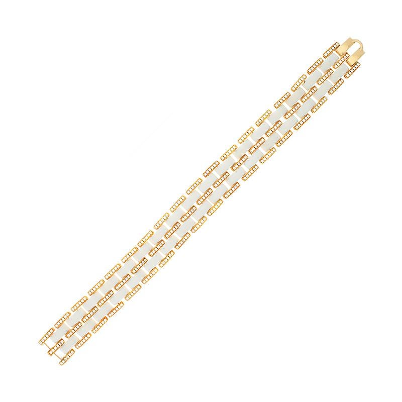 Ce bracelet absolument unique présente des segments d'onyx blanc épurés avec 3,86 carats de diamants ronds de qualité VS sertis dans de l'or jaune 18 carats.  Le contraste entre l'onyx blanc et l'or rose fait ressortir le bracelet.  Il s'agit d'un