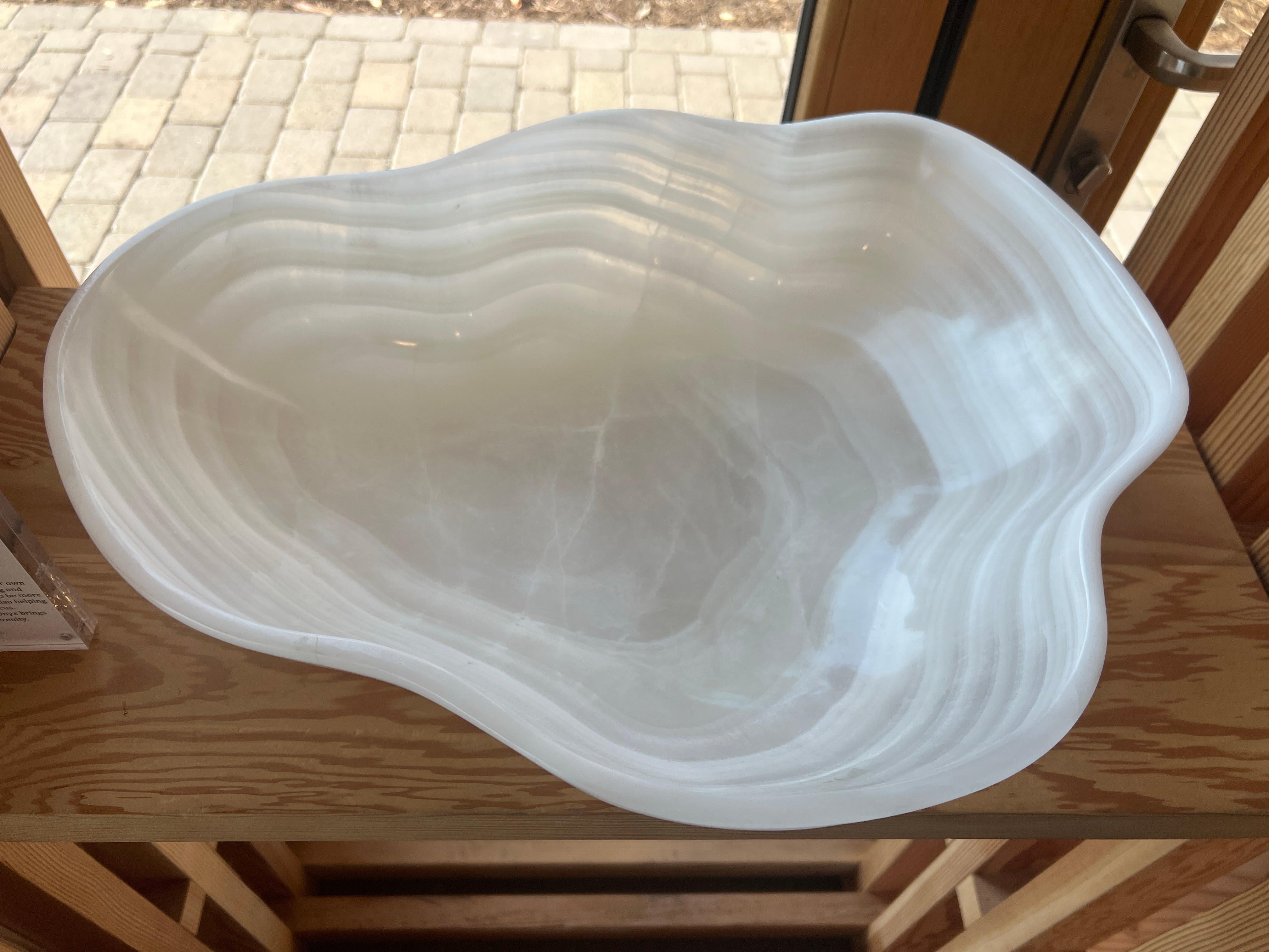 White Onyx Hand-Carved Hand-Polished Bowl In New Condition For Sale In Malibu, CA