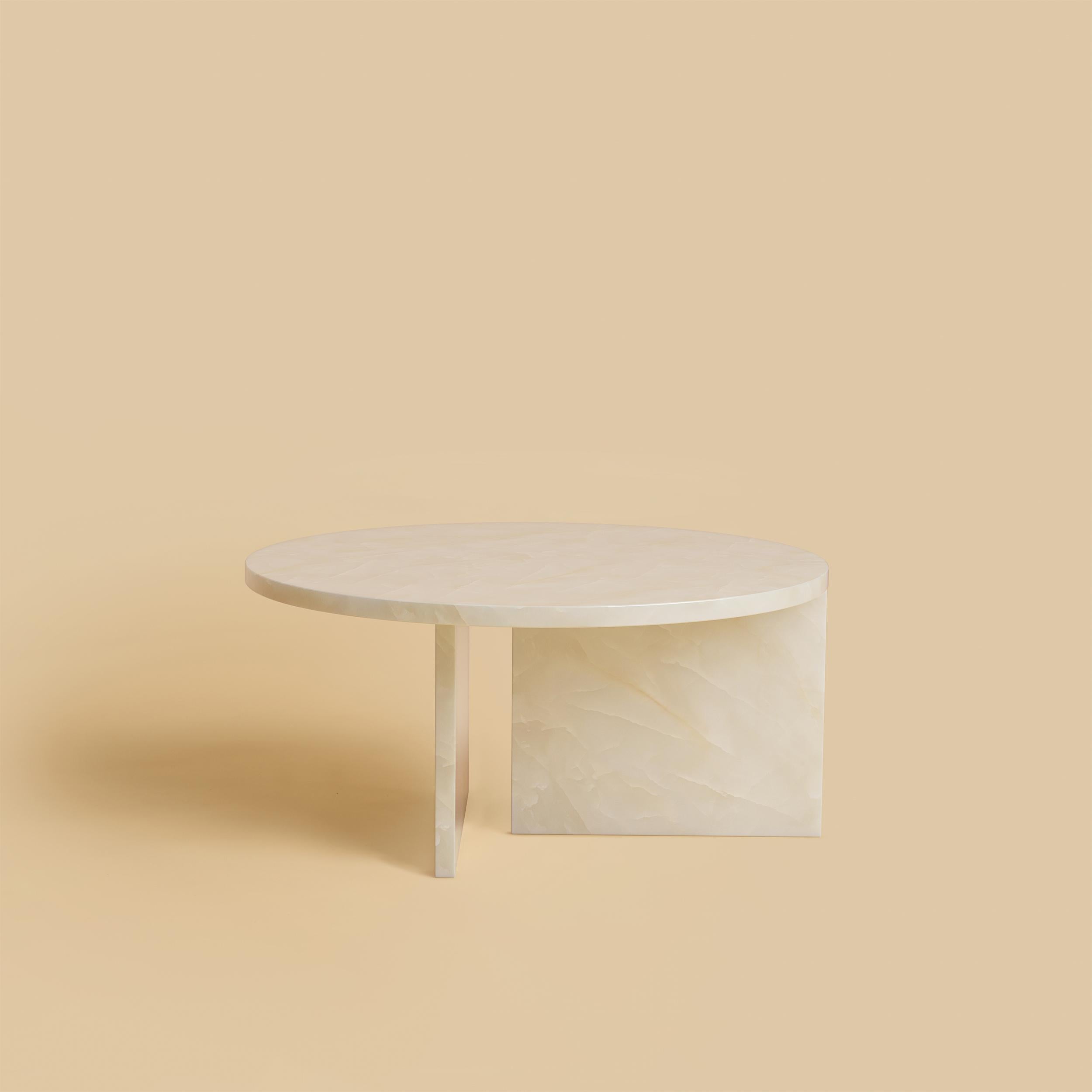 Table basse Hashi en onyx blanc par Lebanto
Dimensions : L 60 x D 60 x H 29 cm
Matériaux : Marbre.

Lebanto est l'expression d'une identité, une tapisserie de rêves tissée à partir des fils de leur vie. Leur parcours a commencé par une vision simple