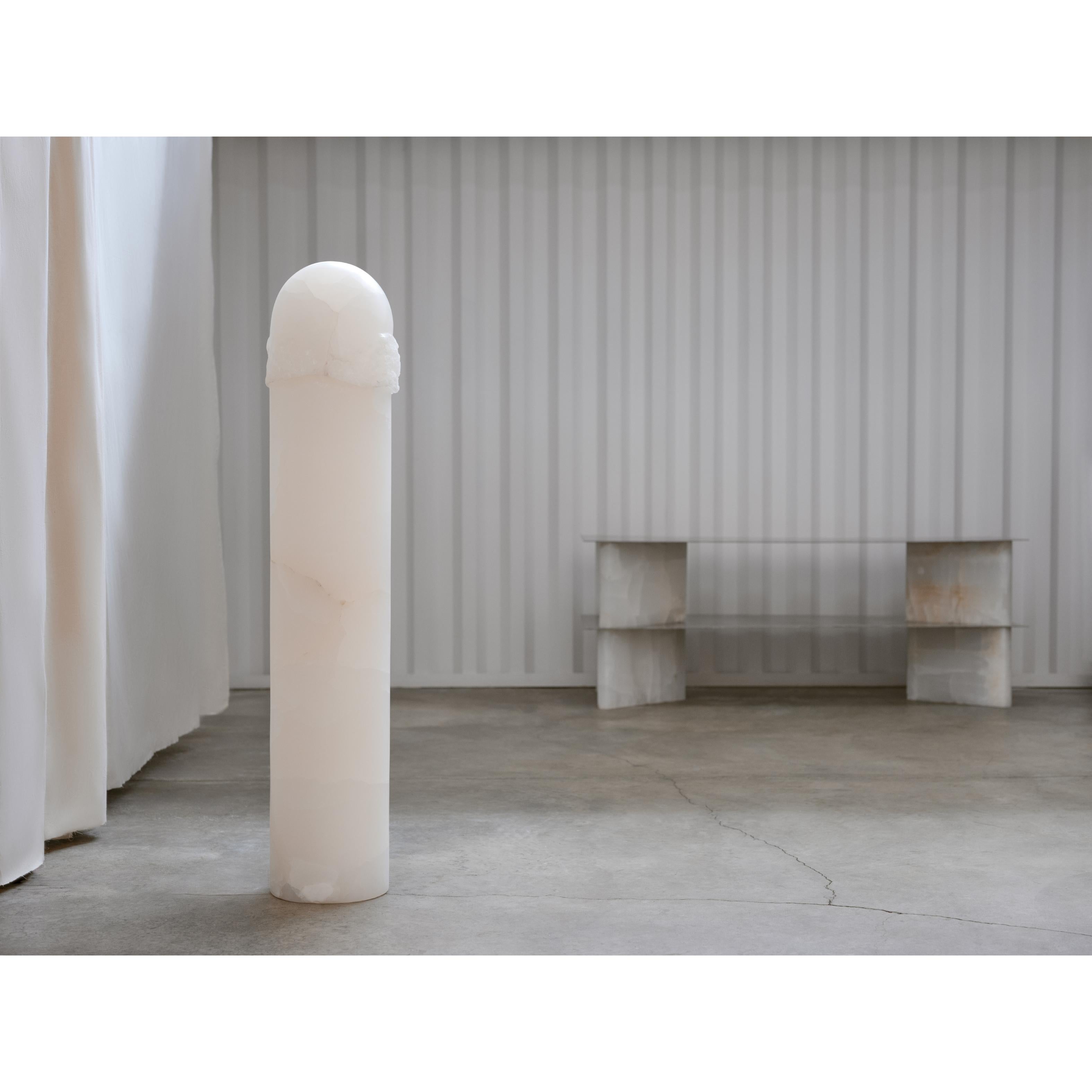 Stehlampe aus weißem Onyx mit Monolith-Skulptur von Paul Matter (21. Jahrhundert und zeitgenössisch) im Angebot