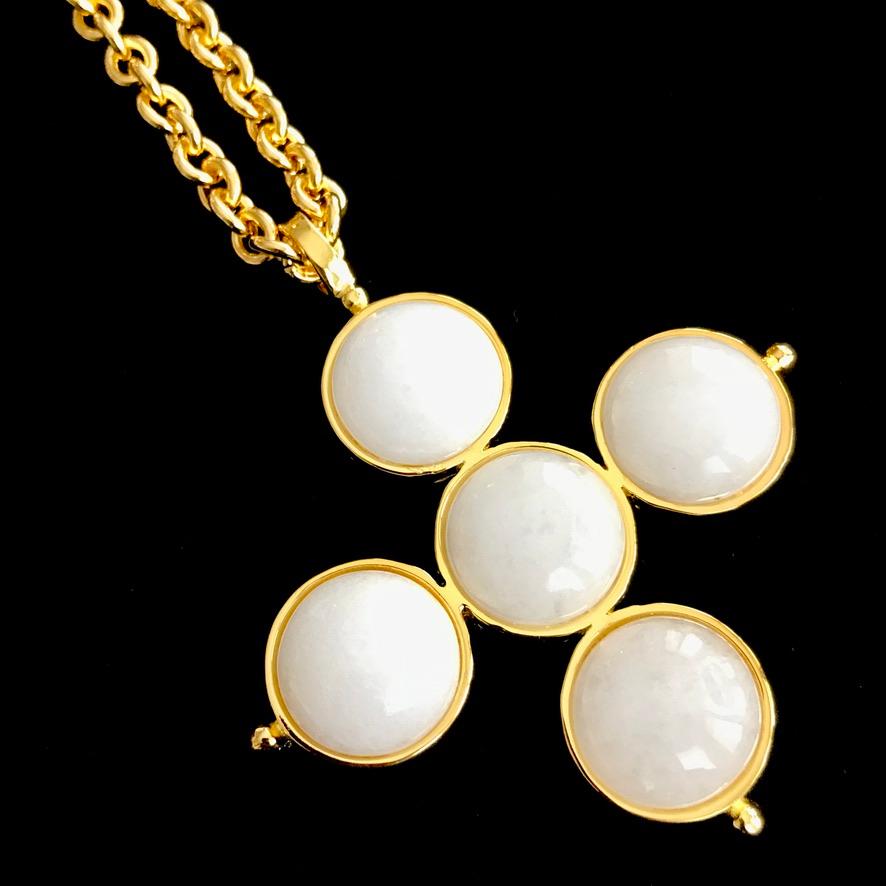 Un pendentif simple mais Whiting formé de cinq grands cabochons ronds en Onyx blanc.  pierres précieuses, chacune mesurant 18 mm, serties dans un collier discret ; les bornes sont terminées par une petite perle en or. 

Le pendentif est extrêmement