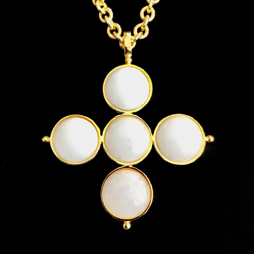Taille cabochon Pendentif croix Odessa en onyx blanc sur chaîne en vente