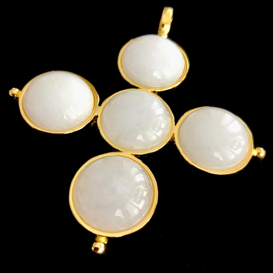 Pendentif croix Odessa en onyx blanc sur chaîne Pour femmes en vente