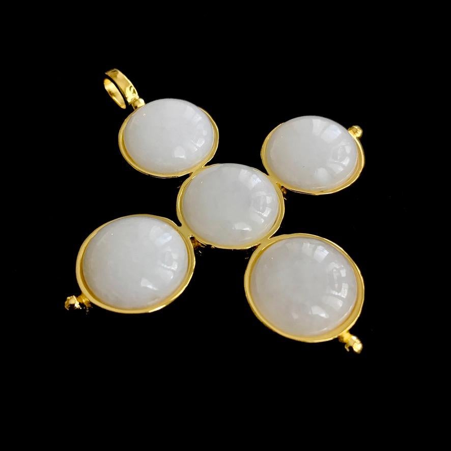 Pendentif croix Odessa en onyx blanc sur chaîne en vente 1