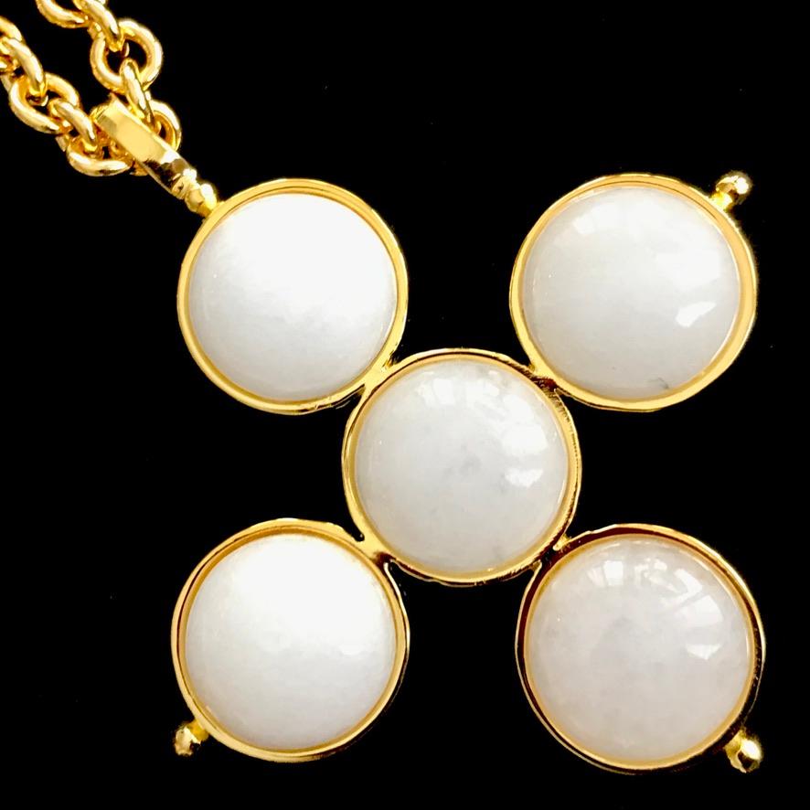 Pendentif croix Odessa en onyx blanc sur chaîne en vente 3