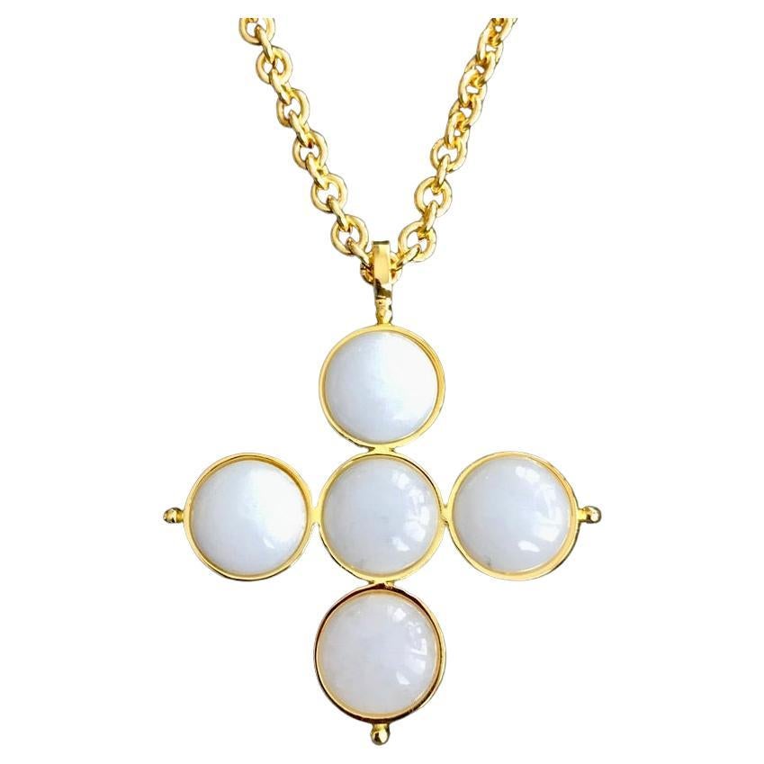 Pendentif croix Odessa en onyx blanc sur chaîne en vente