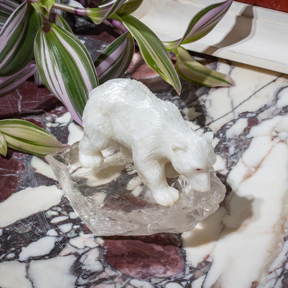 Onyx-Eisbär auf einem Bergkristall-Eisberg

Aus unserer Skulpturenkollektion bieten wir diesen Eisbären aus weißem Onyx von Alfred Lyndhurst Pocock an. Der wunderschön geschnitzte Eisbär mit seinem naturalistischen Aussehen und den rubinroten Augen