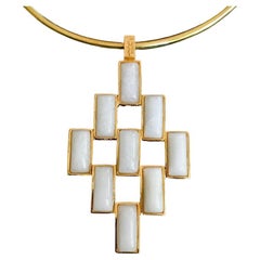 Colgante rectangular de ónix blanco "ladrillo" en el collar