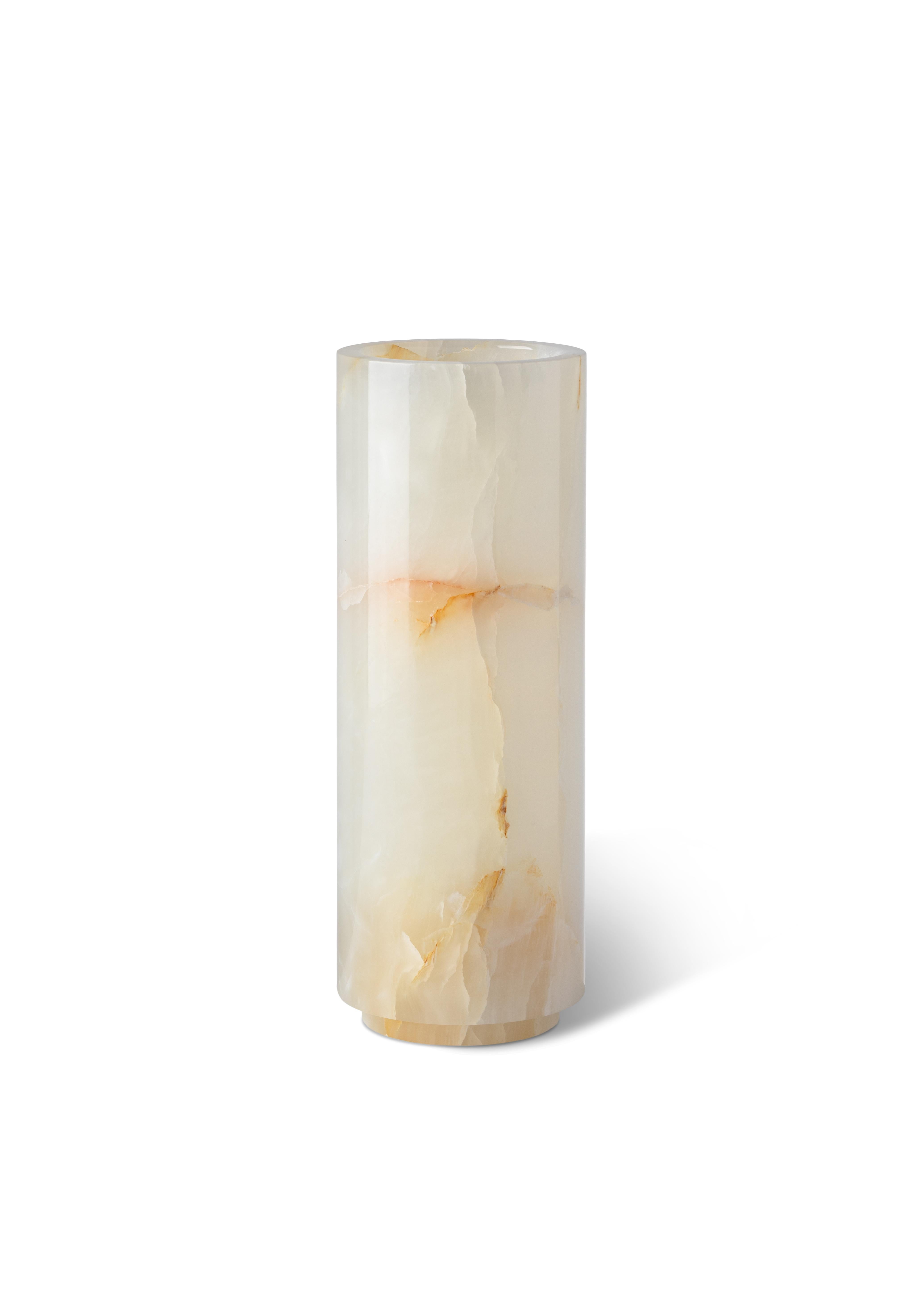Realizzato a mano con precisione, questo vaso si ispira agli oggetti di design in marmo della metà del secolo scorso e trasmette un lusso sobrio con la sua elegante semplicità. Rifuggendo da abbellimenti inutili, abbraccia linee pulite e un'estetica