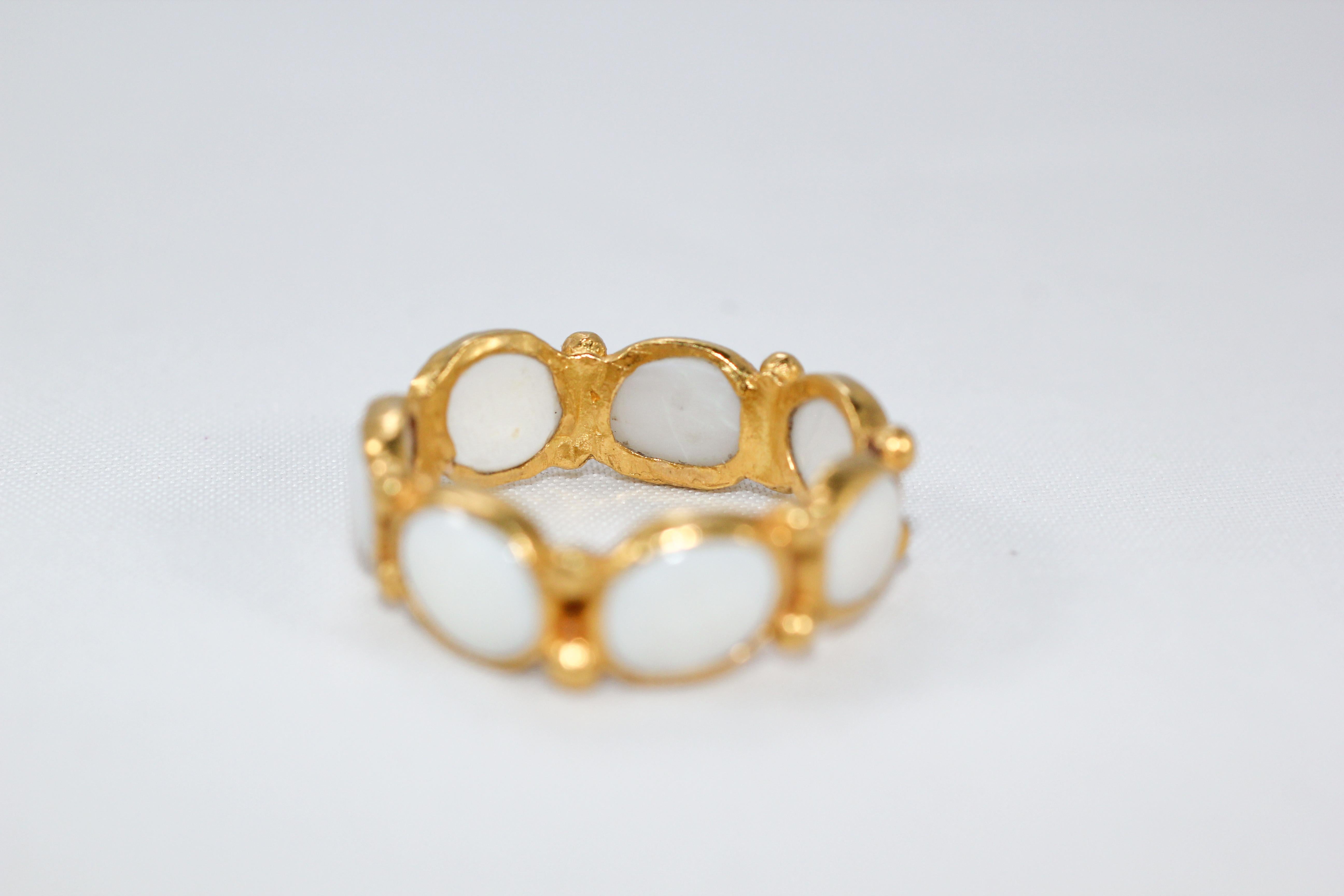 Liste personnalisée. Bague de mode en or 21 carats, unique en son genre, faite à la main. Les opales blanches sont serties dans de l'or jaune 21k massif, créant ainsi une pièce de conversation brillante et intéressante. 
Nous adorons utiliser des