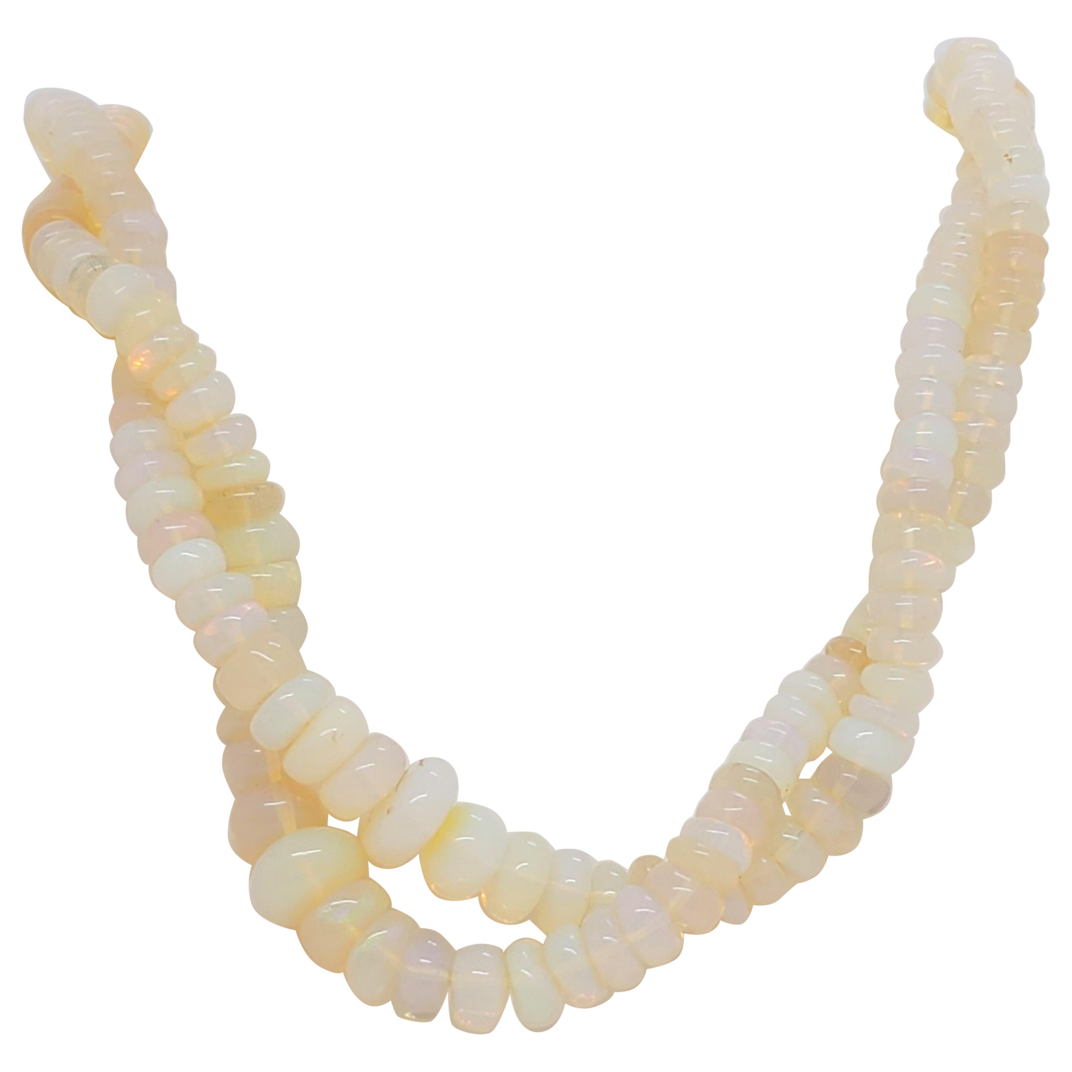 Weiße Opalperlen mit weißen Diamanten und Verschluss aus 18 Karat Gelbgold im Angebot