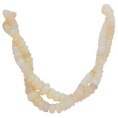 Perline di opale bianco con diamante bianco e chiusura in oro giallo 18k