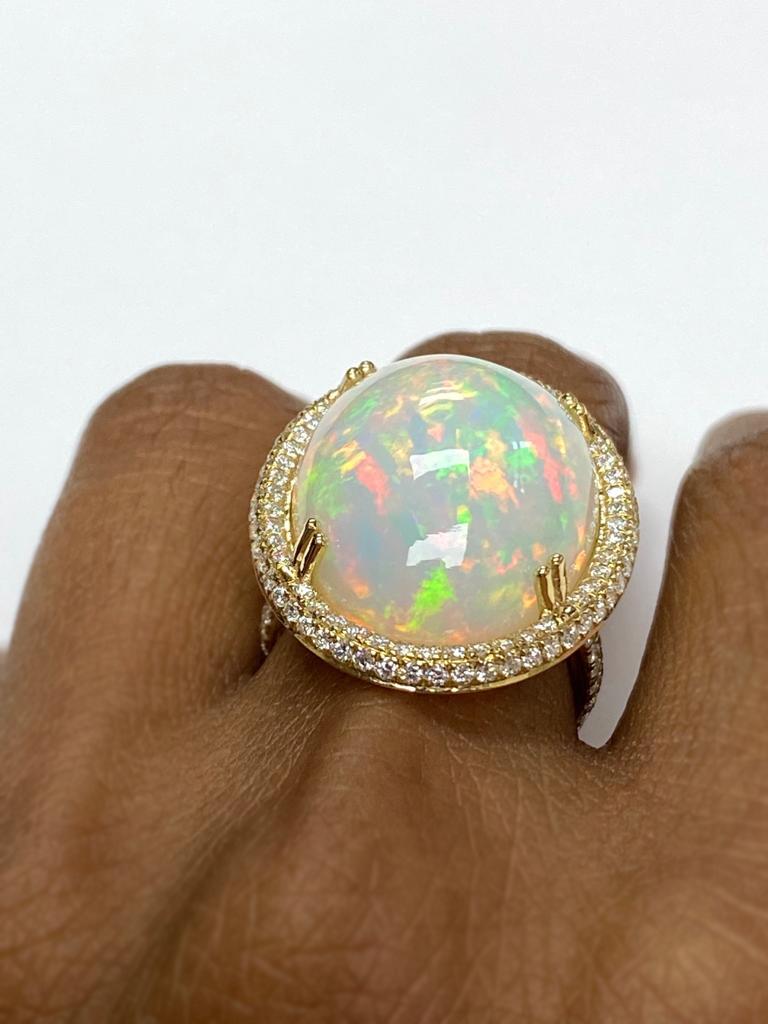 Ring mit weißem Opal, Cabochon und Diamanten von Goshwara im Zustand „Neu“ in New York, NY