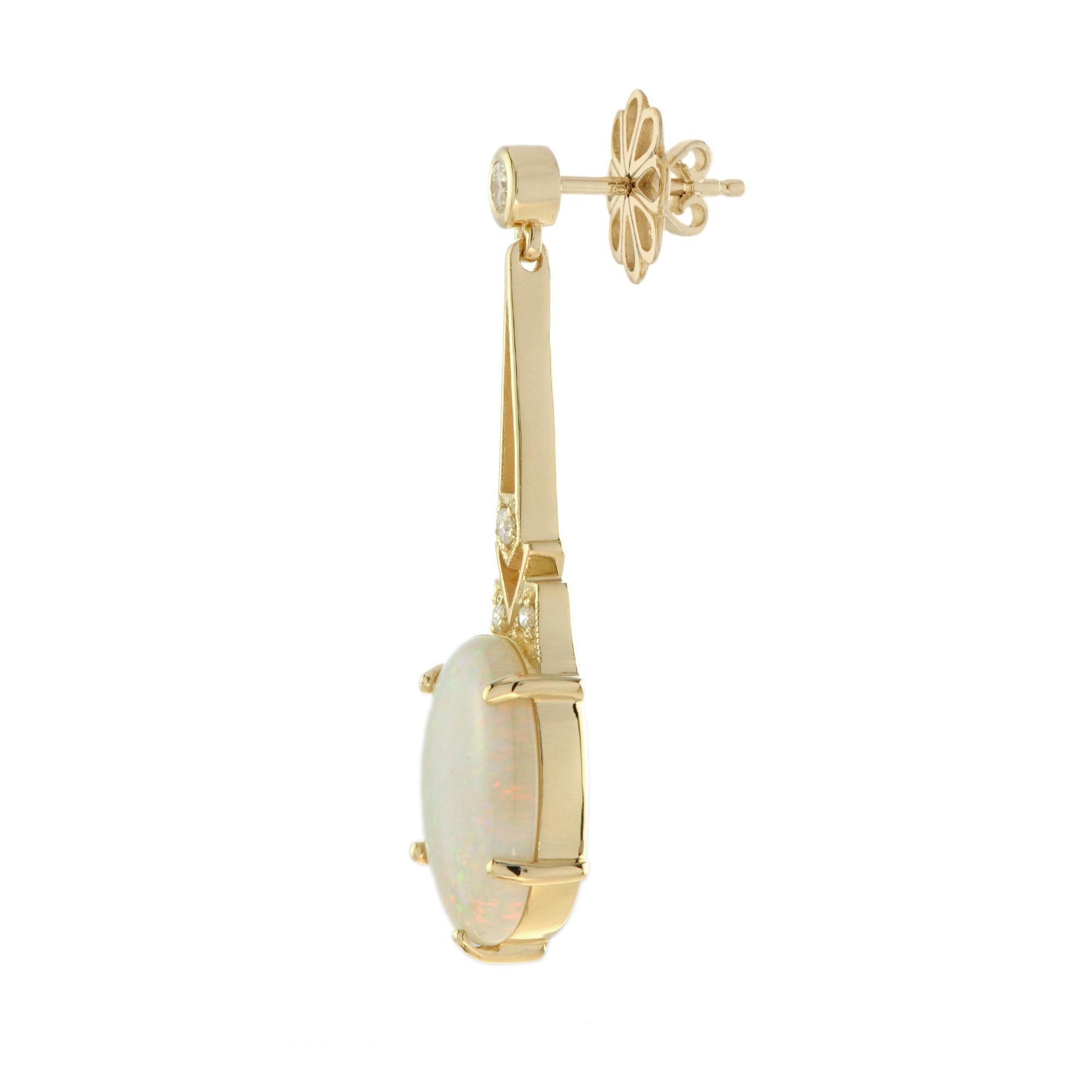 Il s'agit d'une exquise paire de boucles d'oreilles en forme de goutte d'opale avec un design Art Deco. Les boucles d'oreilles présentent un motif géométrique dont le centre est serti d'opales. Chaque boucle d'oreille est ornée de jolis diamants
