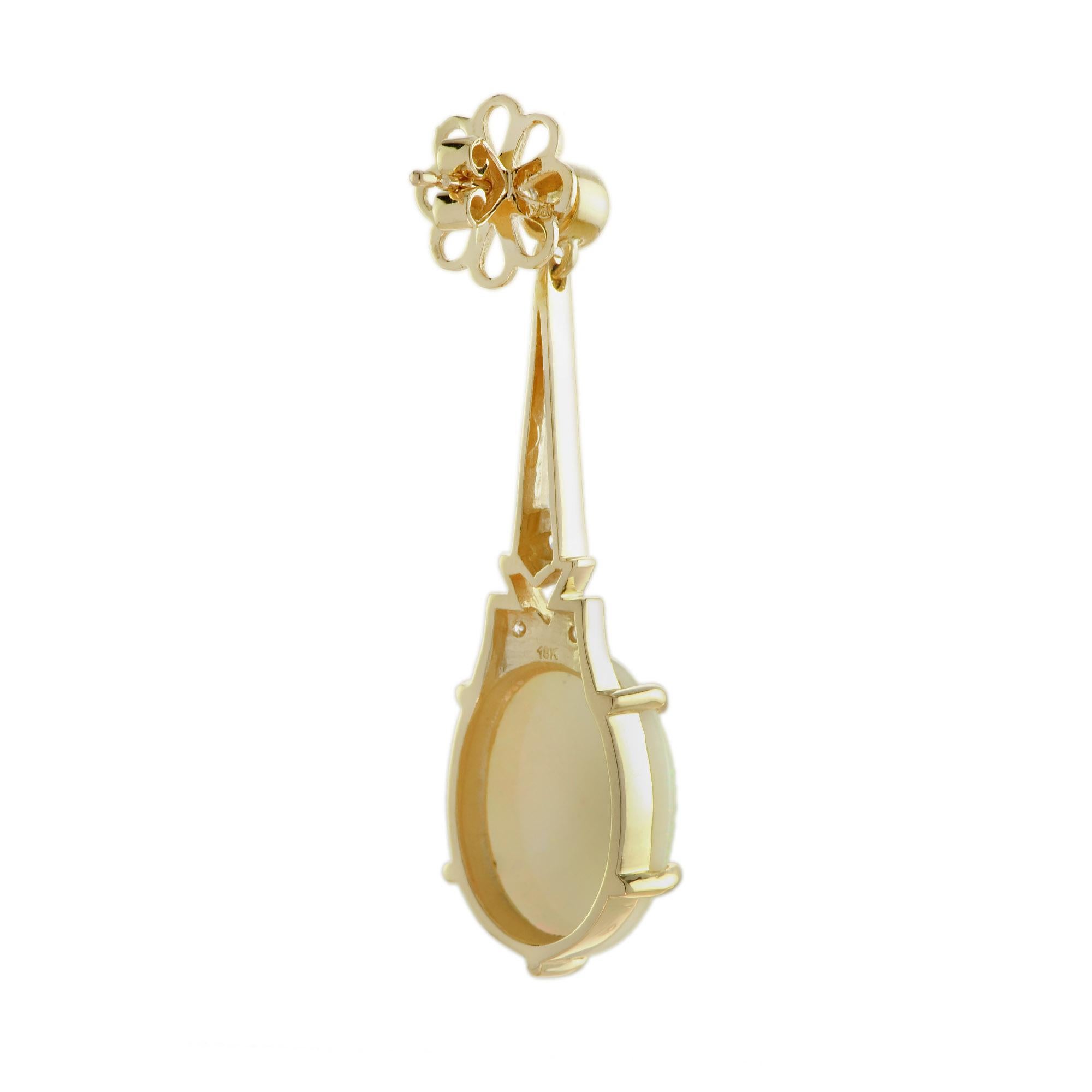 Taille ovale Boucles d'oreilles pendantes en or jaune 18 carats, opale blanche et diamant, style Art déco en vente
