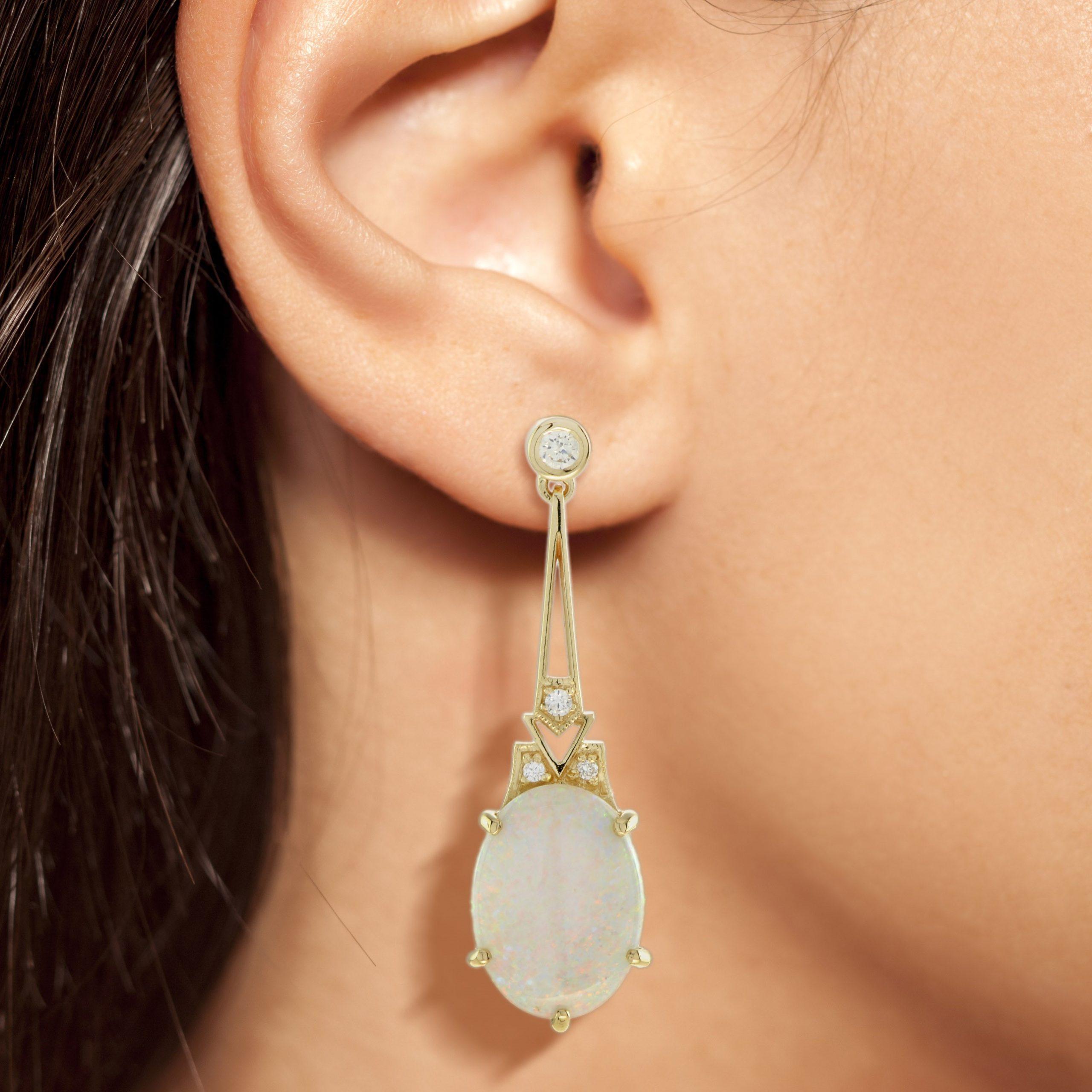 Boucles d'oreilles pendantes en or jaune 18 carats, opale blanche et diamant, style Art déco Neuf - En vente à Oakton, VA
